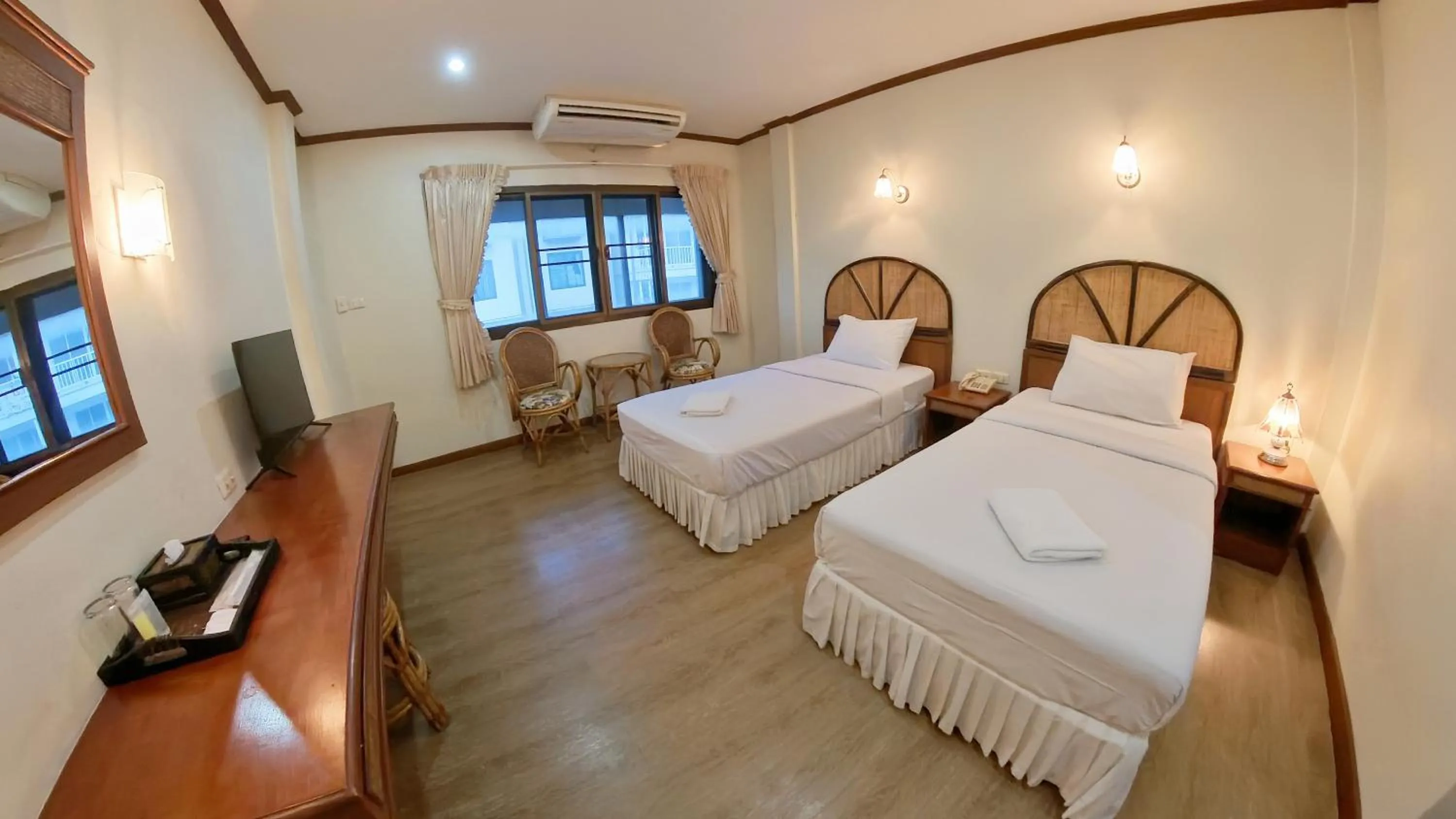 Bedroom, Bed in Roongruang Hotel