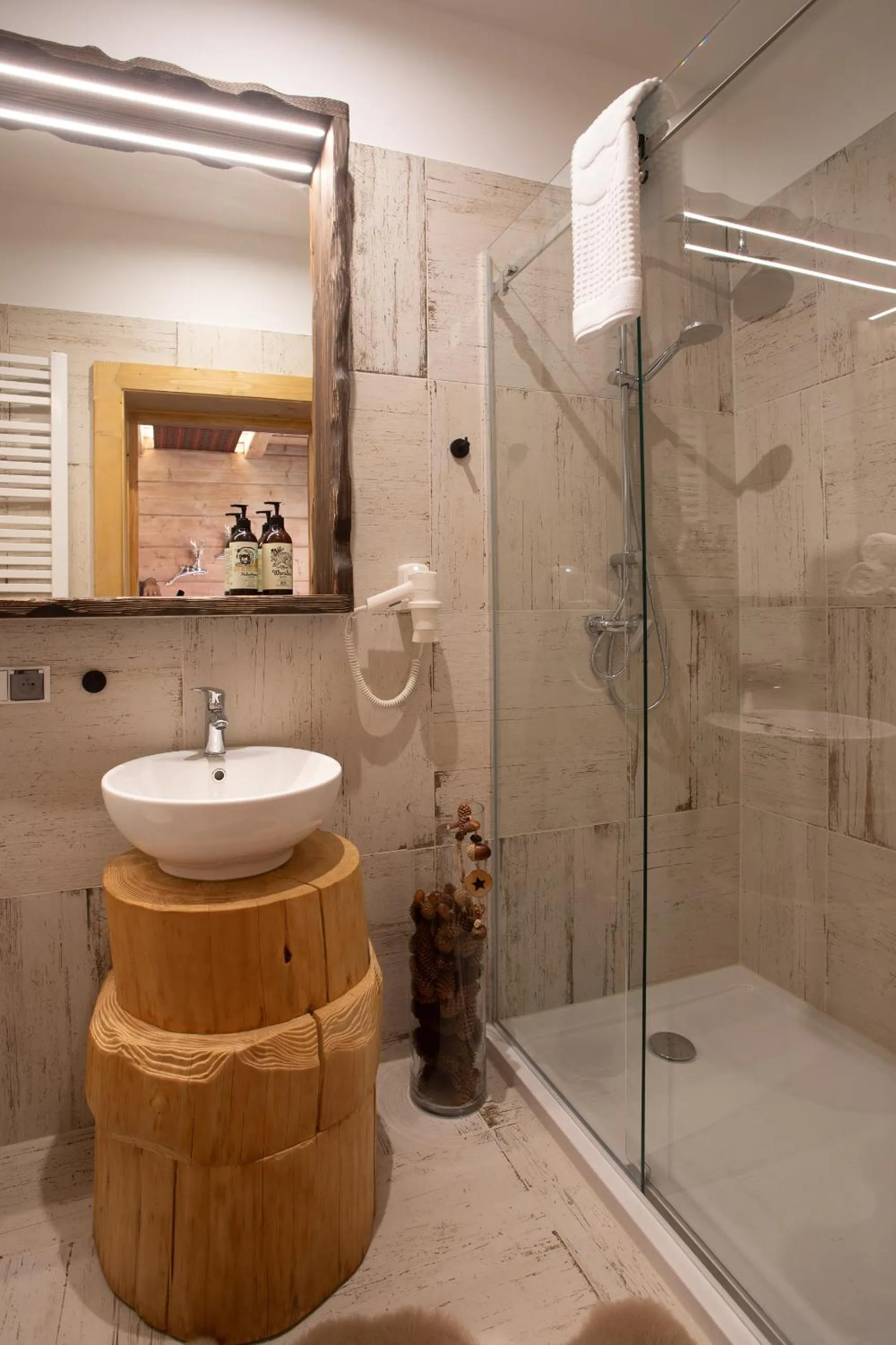 Shower in Niedźwiedzia Residence Garden Sauna