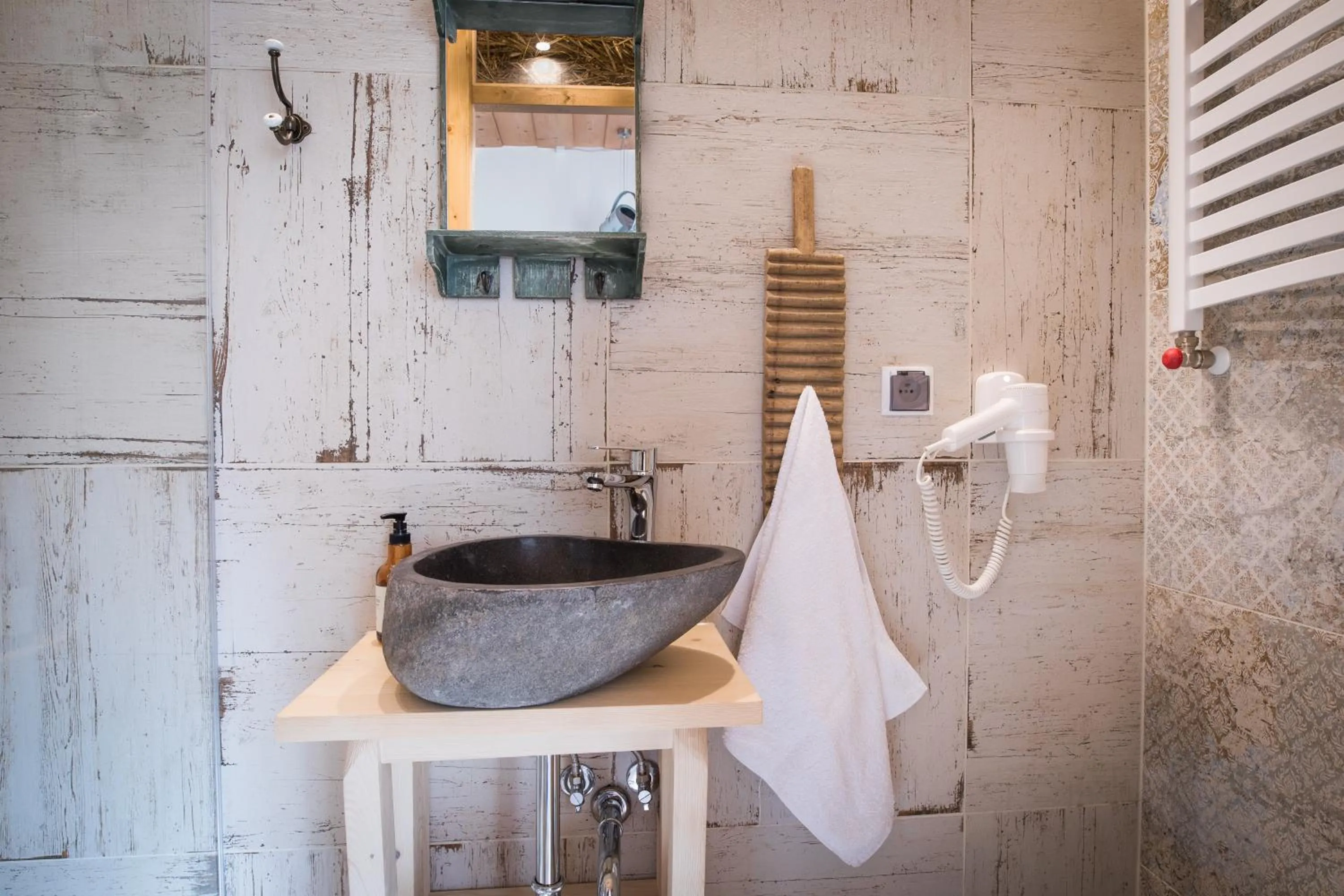 Shower in Niedźwiedzia Residence Garden Sauna