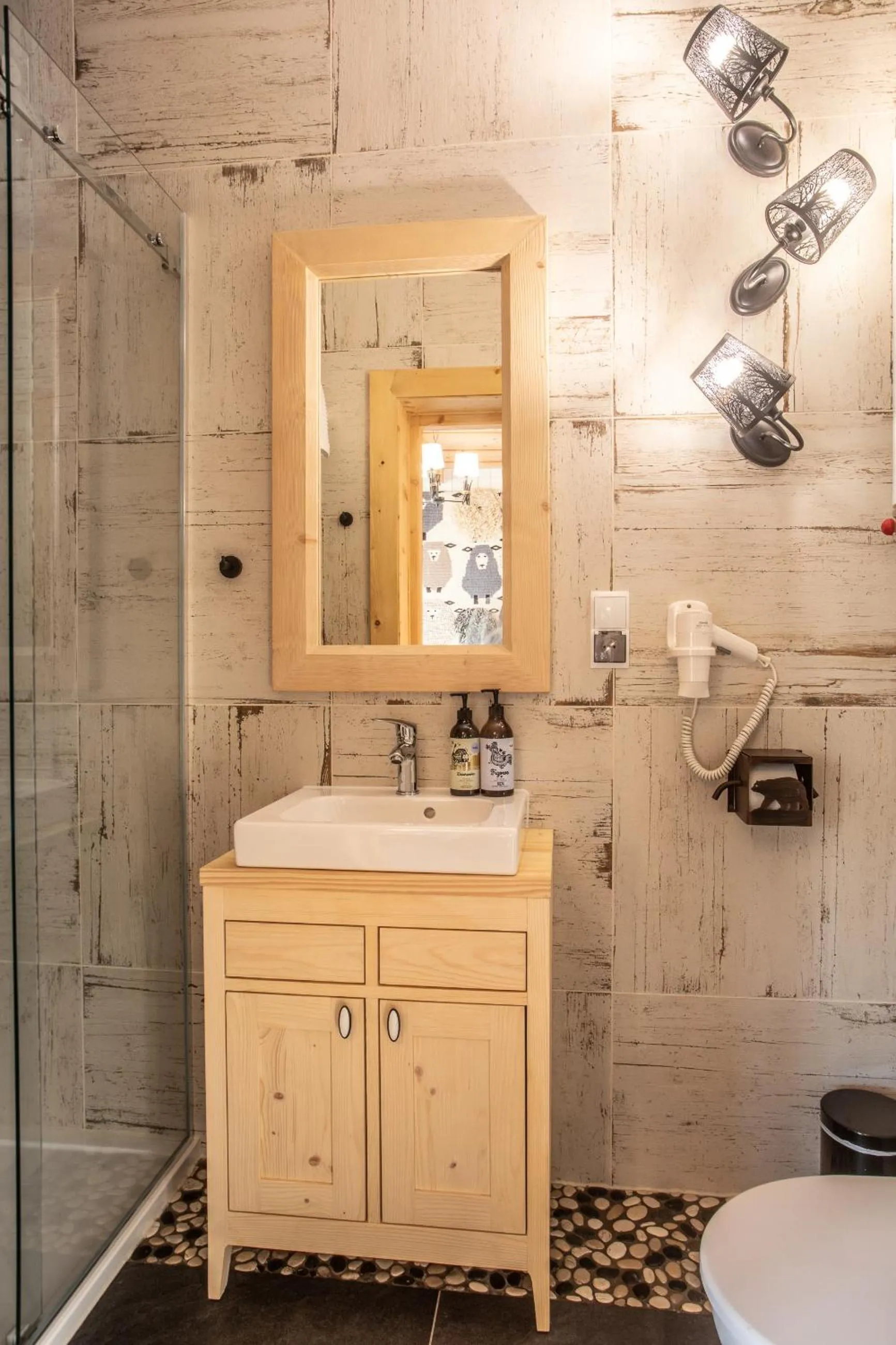 Shower in Niedźwiedzia Residence Garden Sauna