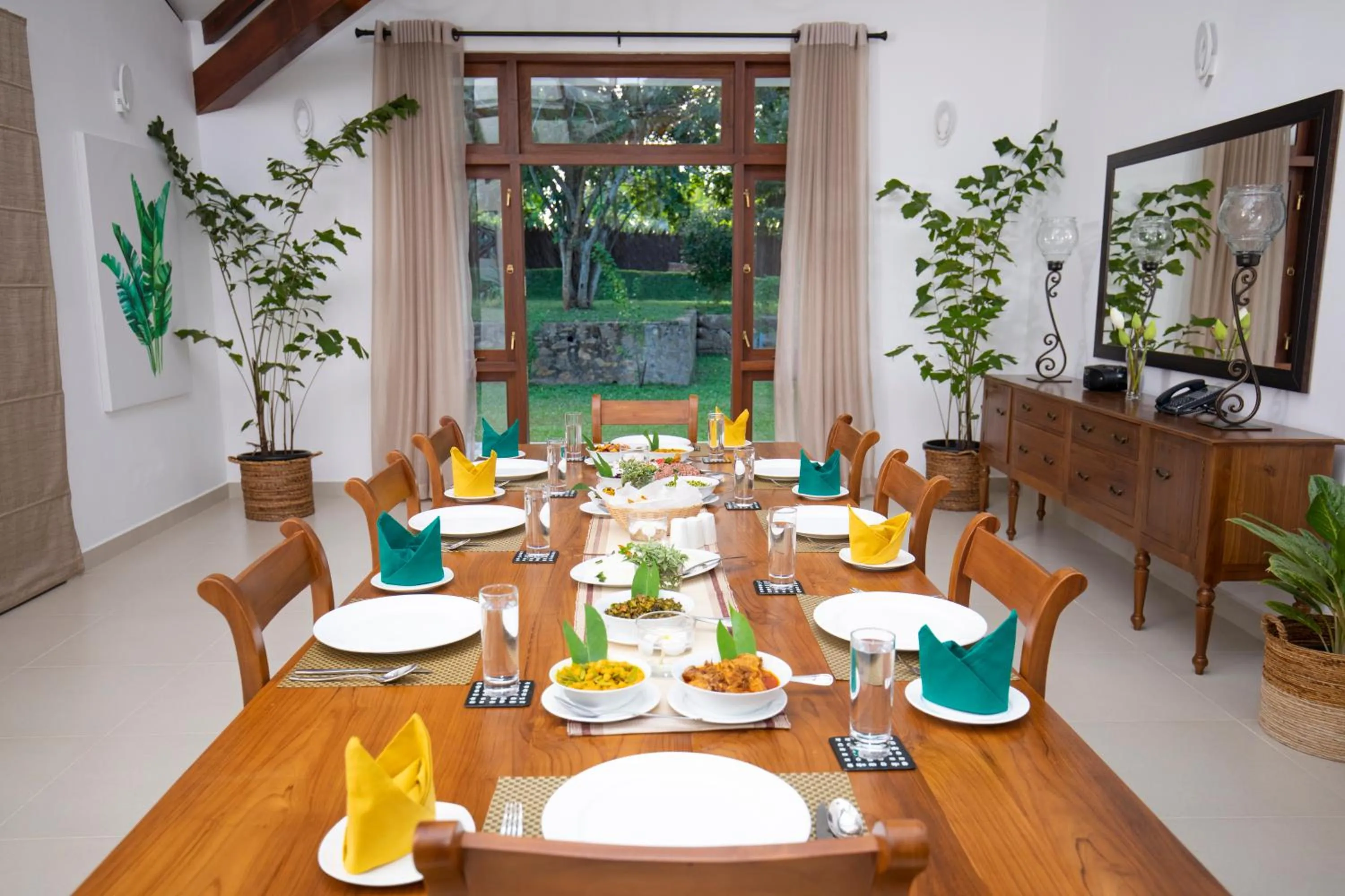 Restaurant/places to eat in Anodawa Boutique Villa