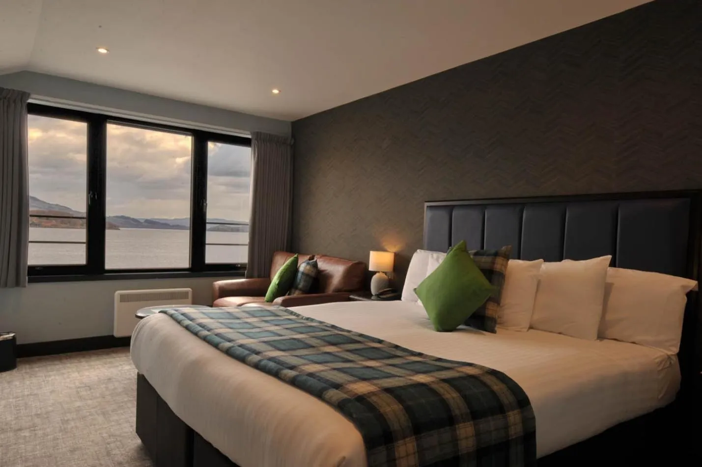 Bedroom, Bed in The Lodge On Loch Lomond Hotel