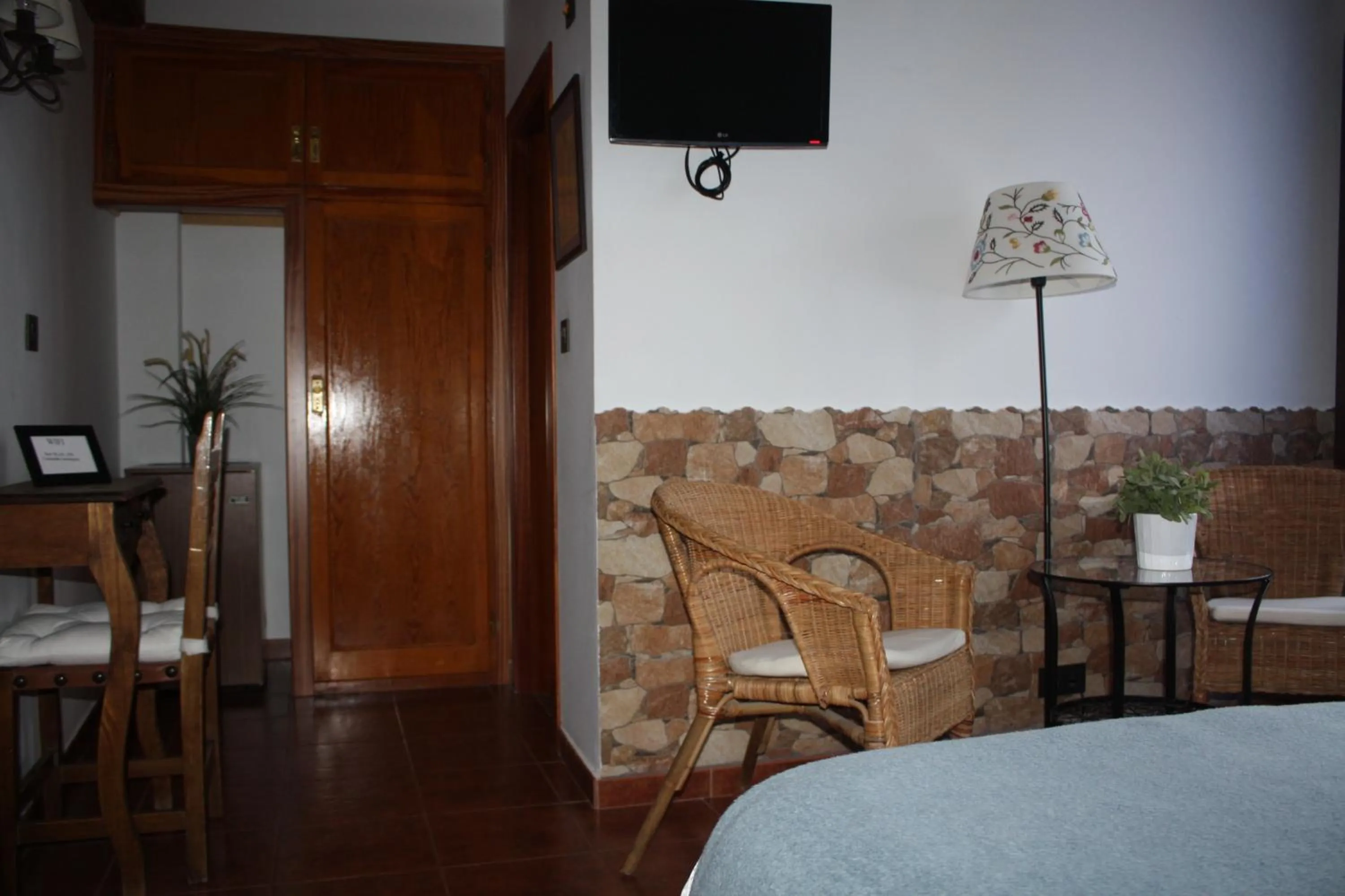 Seating area in Hotel Mesón del Gallo