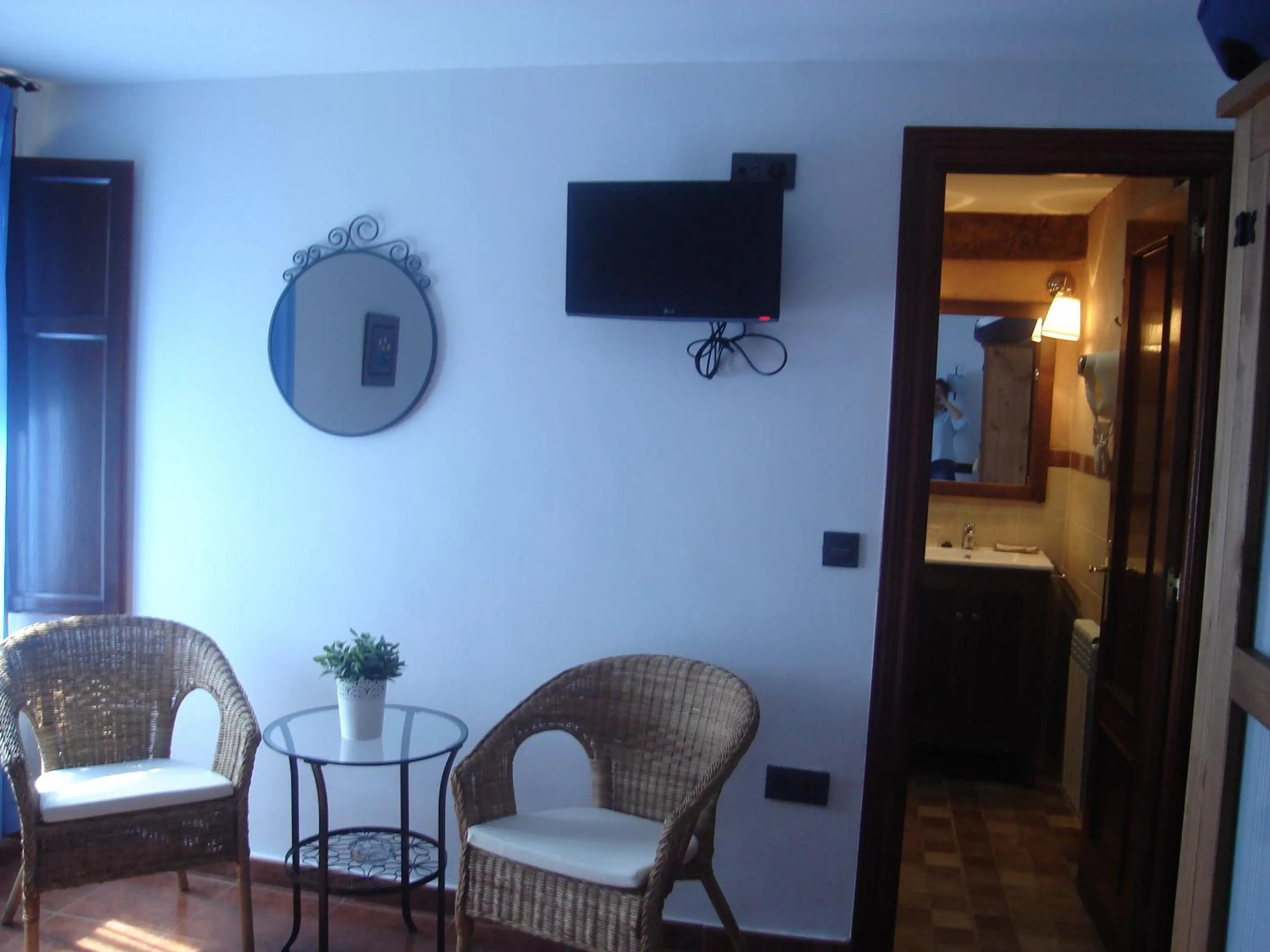 Seating area in Hotel Mesón del Gallo