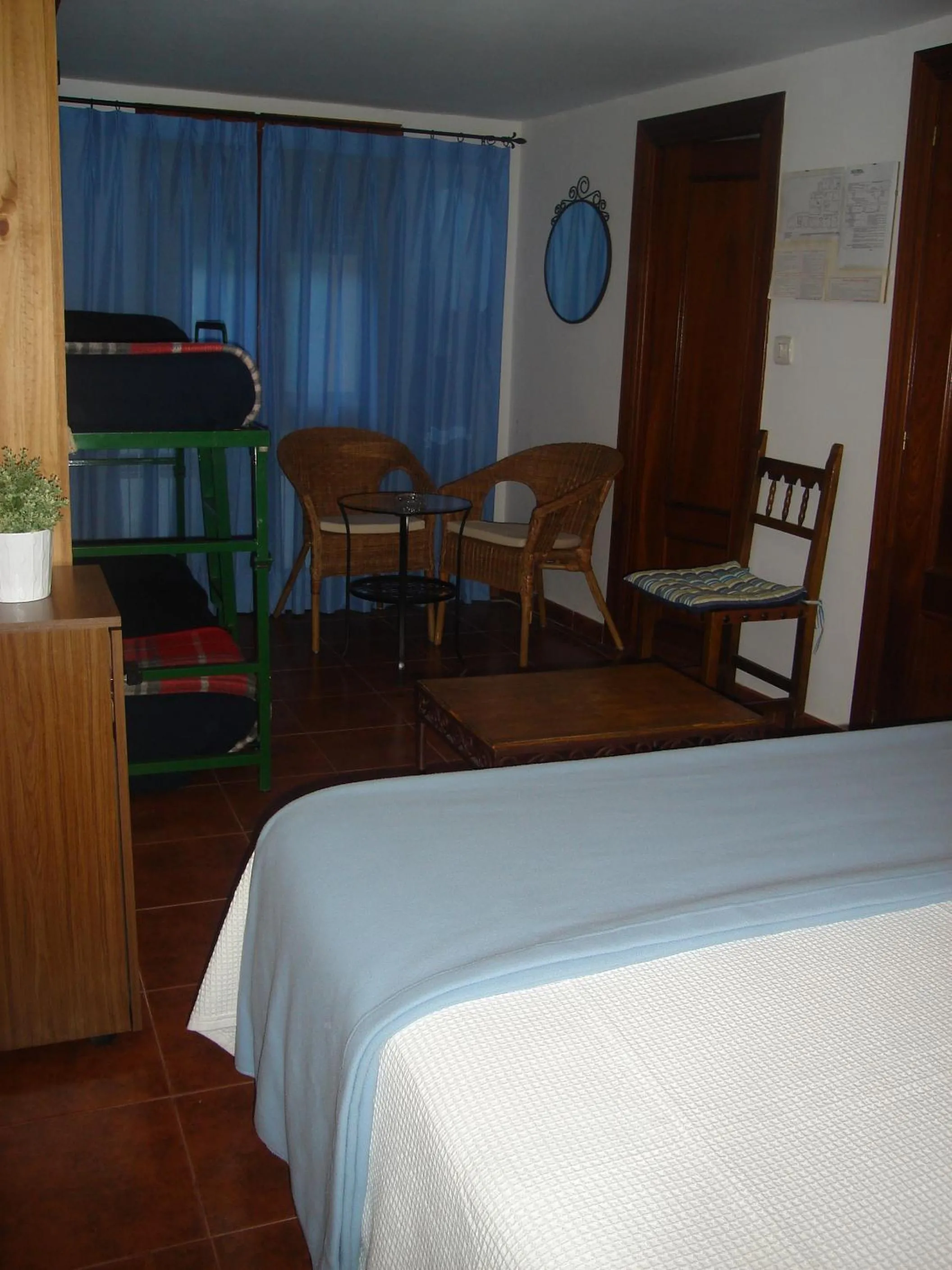Seating area, Bed in Hotel Mesón del Gallo
