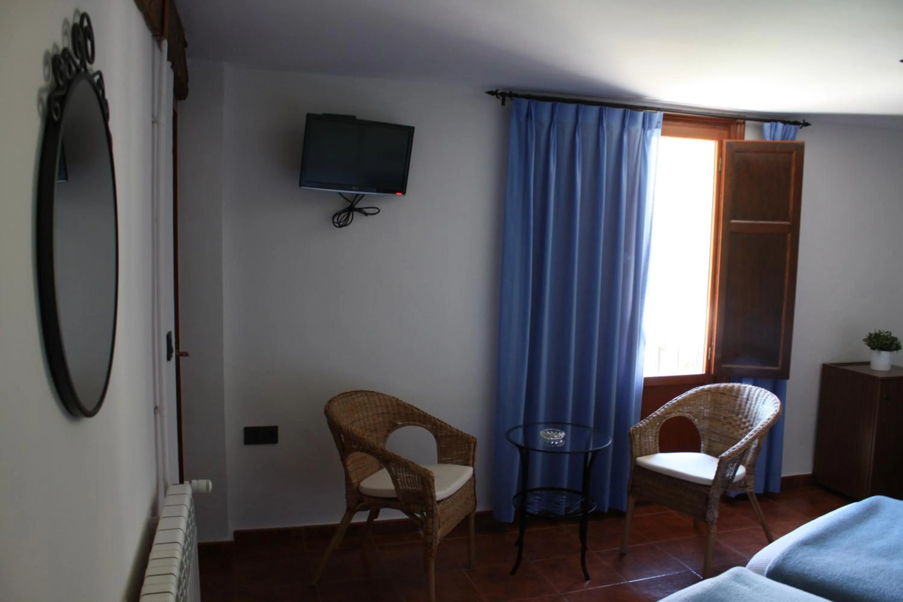 Seating area, Bed in Hotel Mesón del Gallo