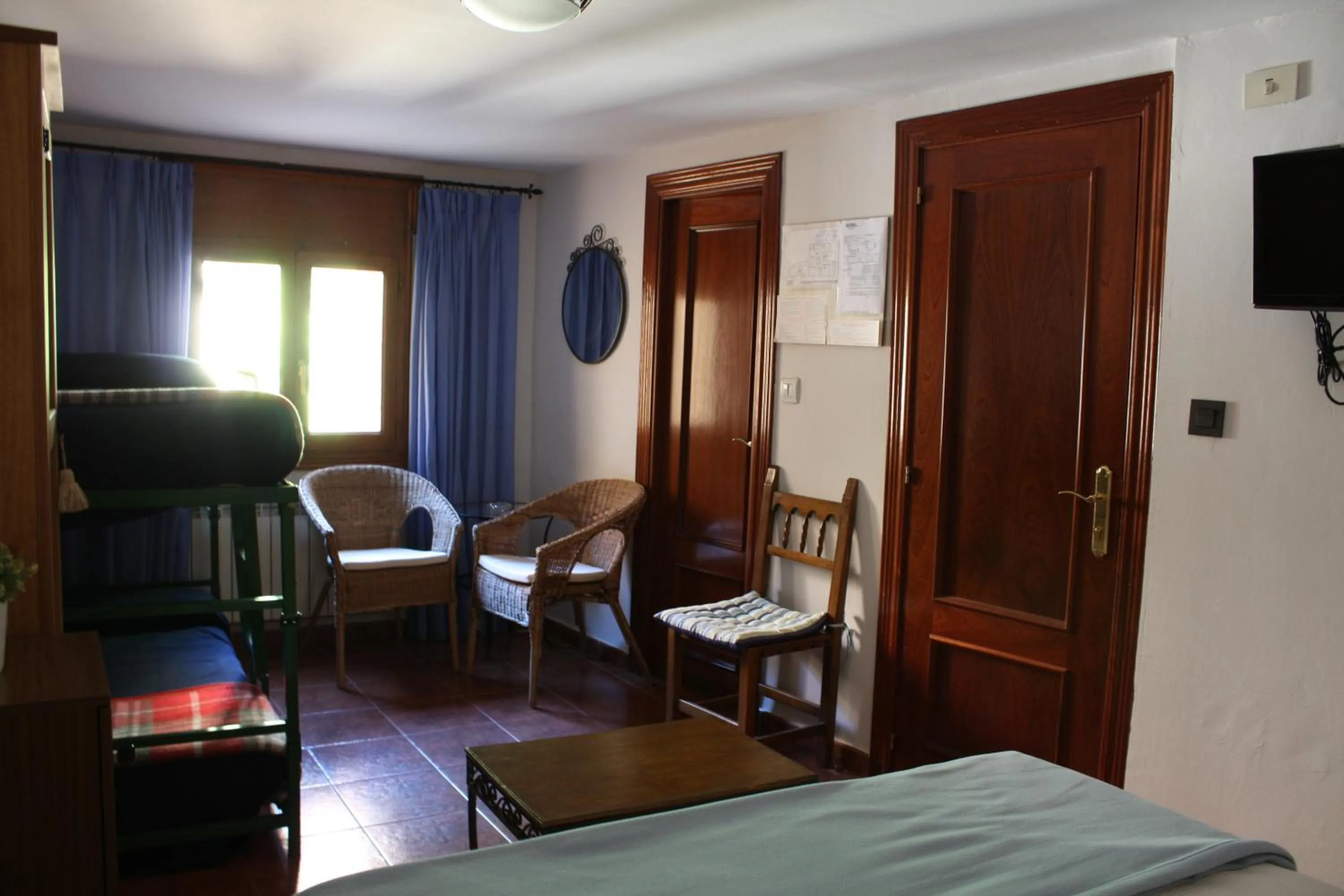 Seating area, Bed in Hotel Mesón del Gallo