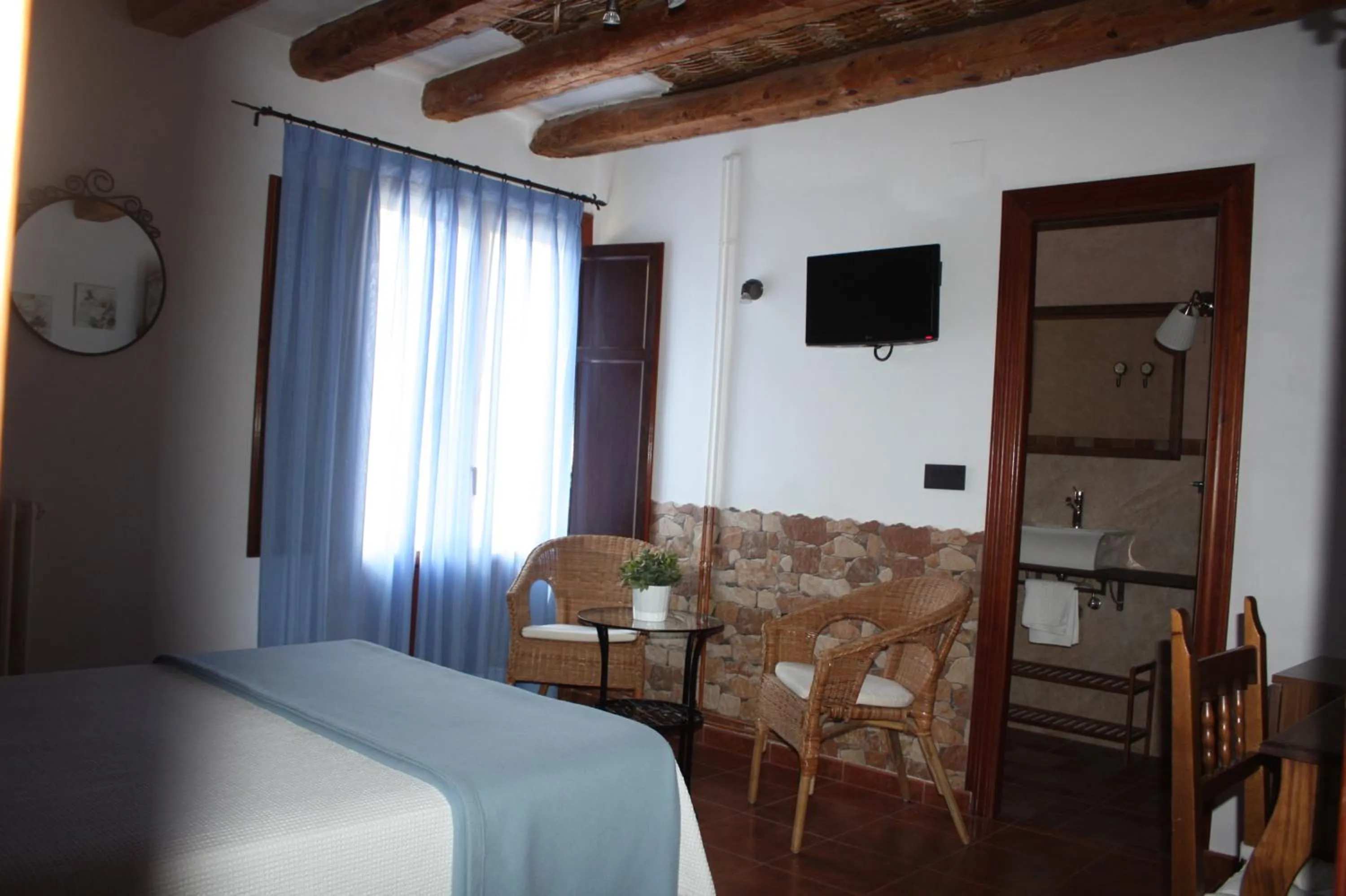 Seating area, Bed in Hotel Mesón del Gallo
