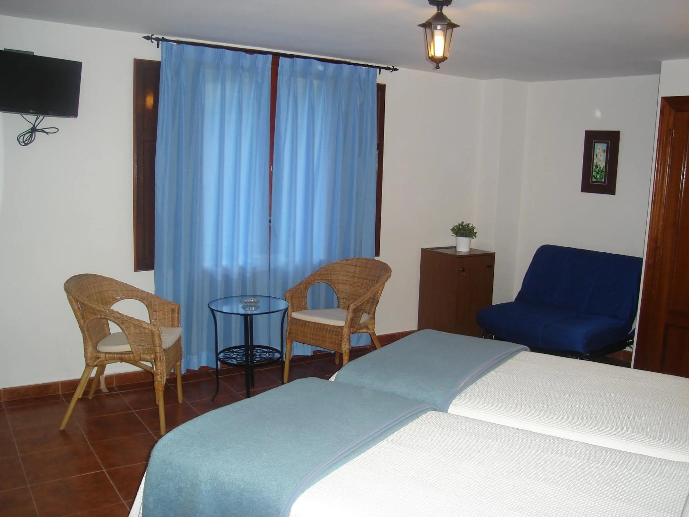 Seating area, Bed in Hotel Mesón del Gallo