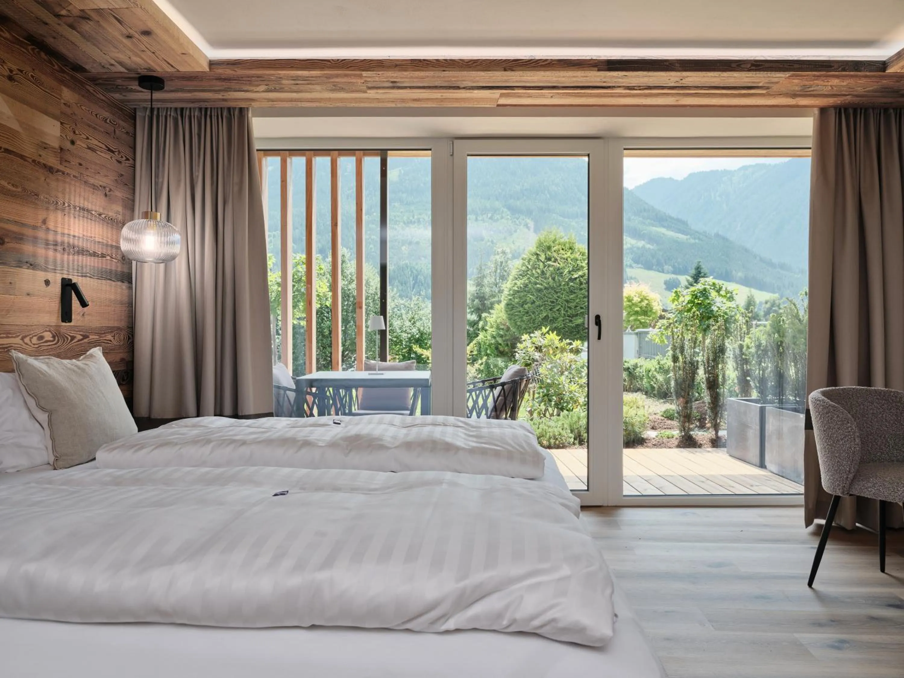 Bed in Hotel Garni Pinzgau, Fabian Hüttl