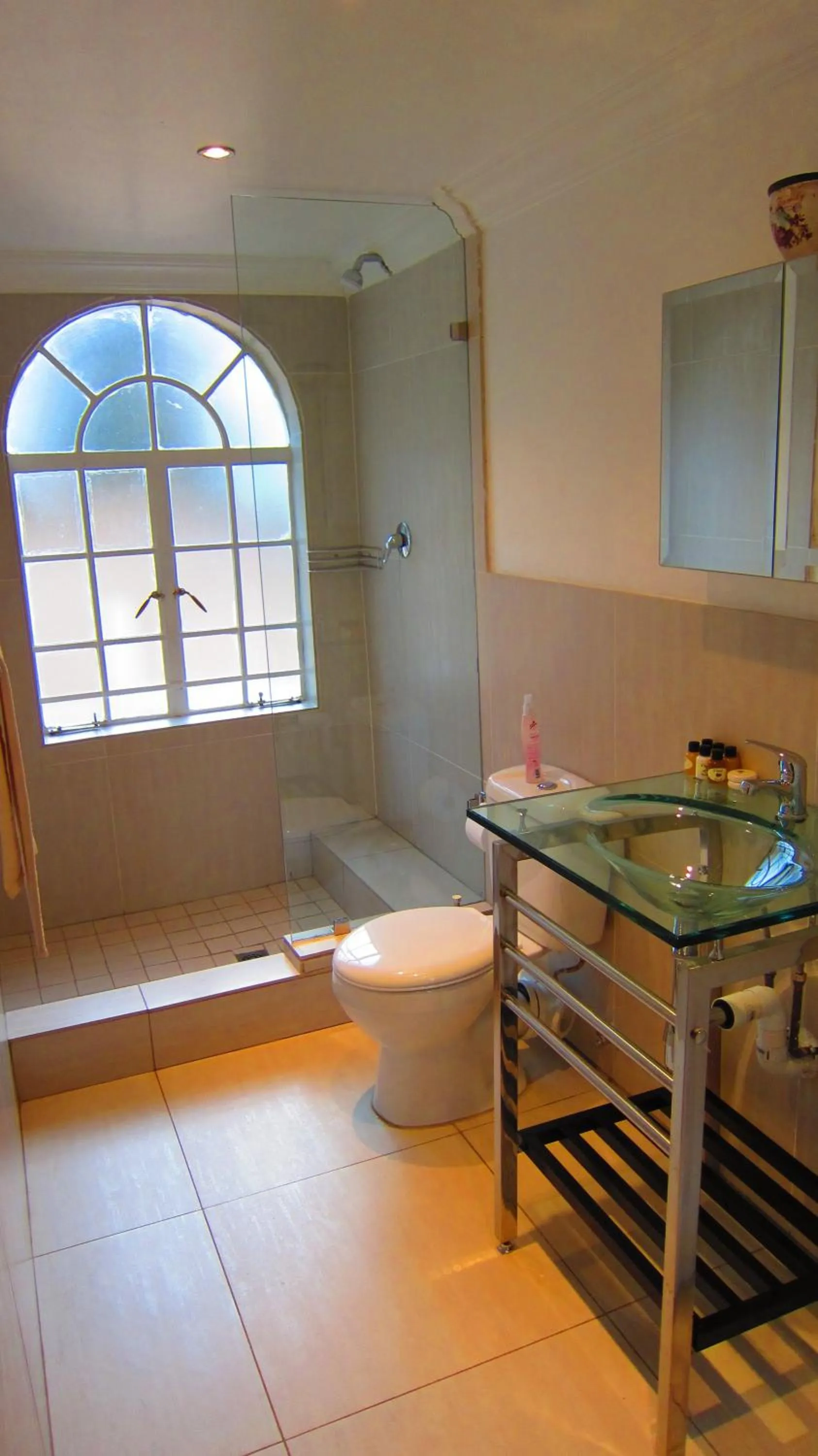 Toilet in Pheasant Hill Bed and Breakfast