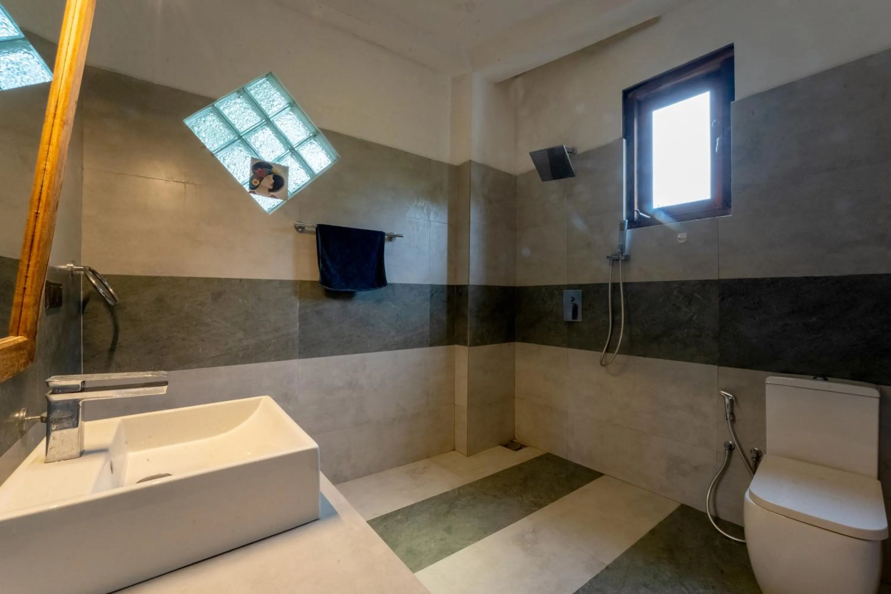 Shower in Rawanaz