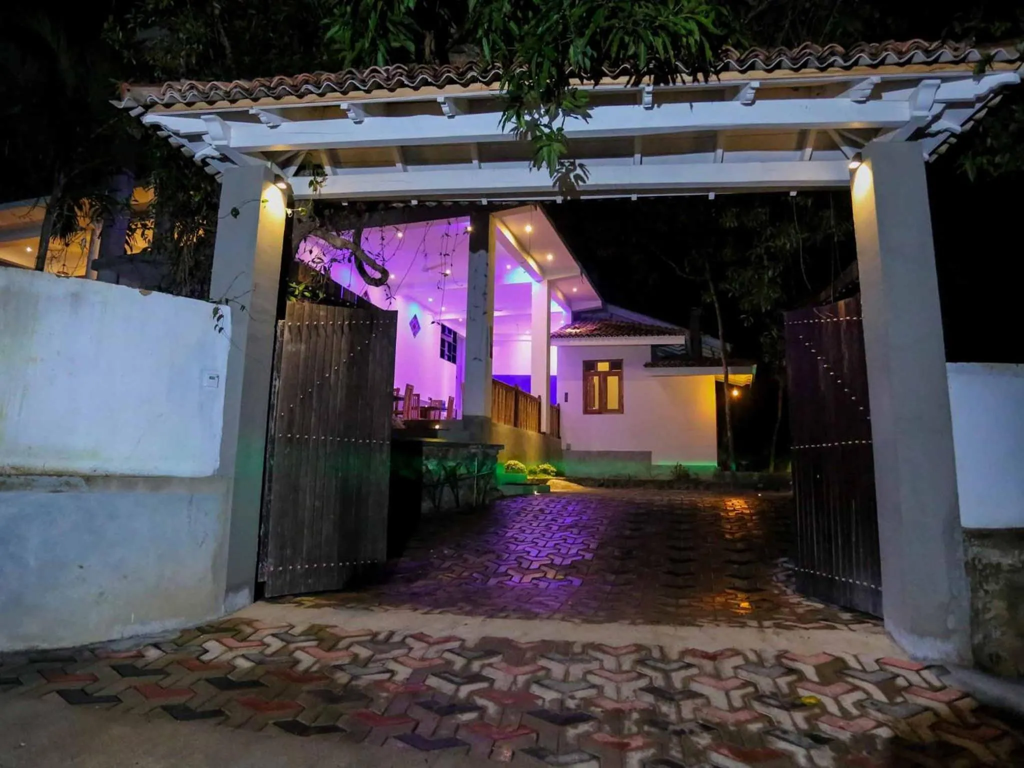 Facade/entrance in Rawanaz