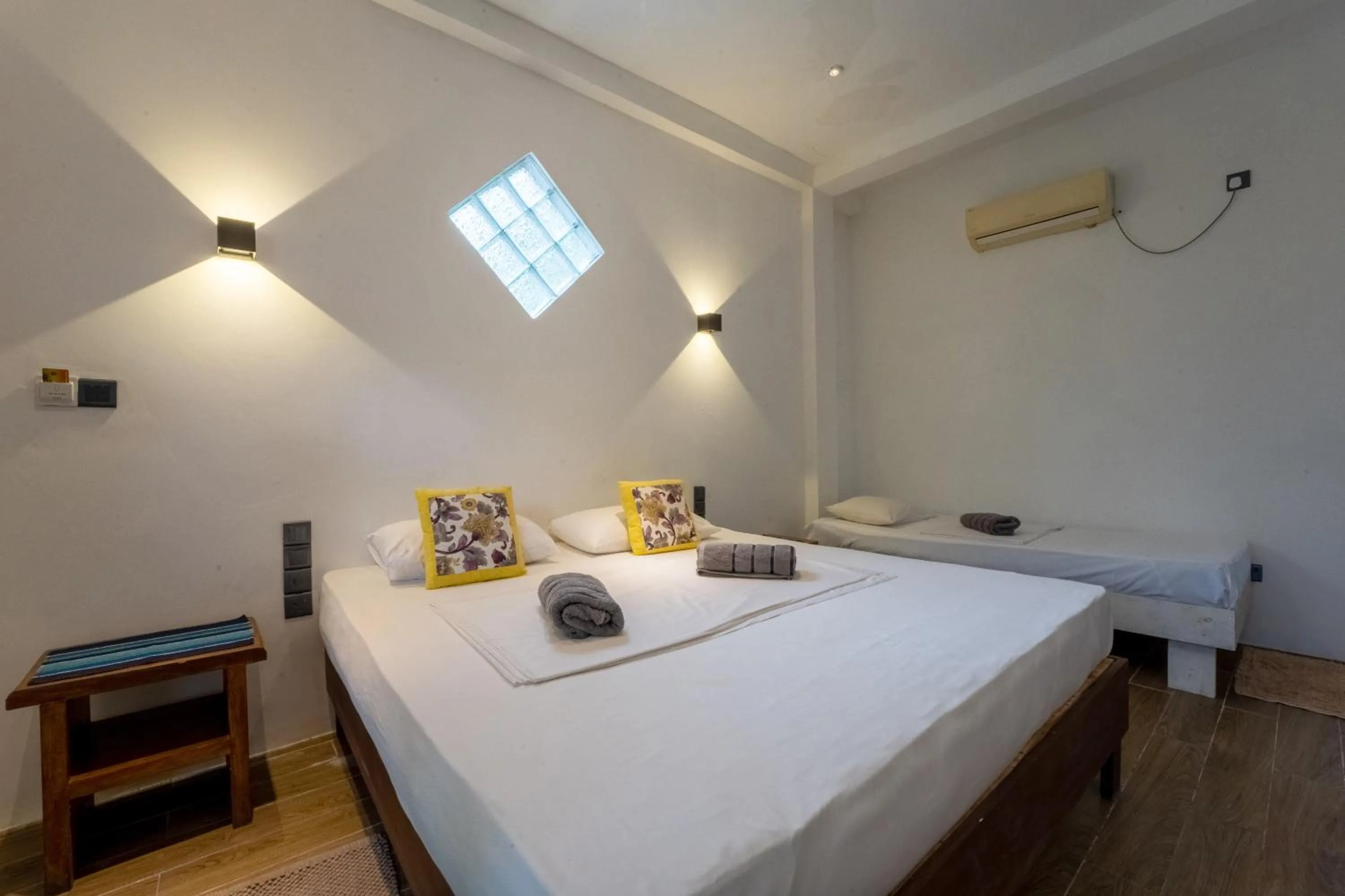 Photo of the whole room, Bed in Rawanaz