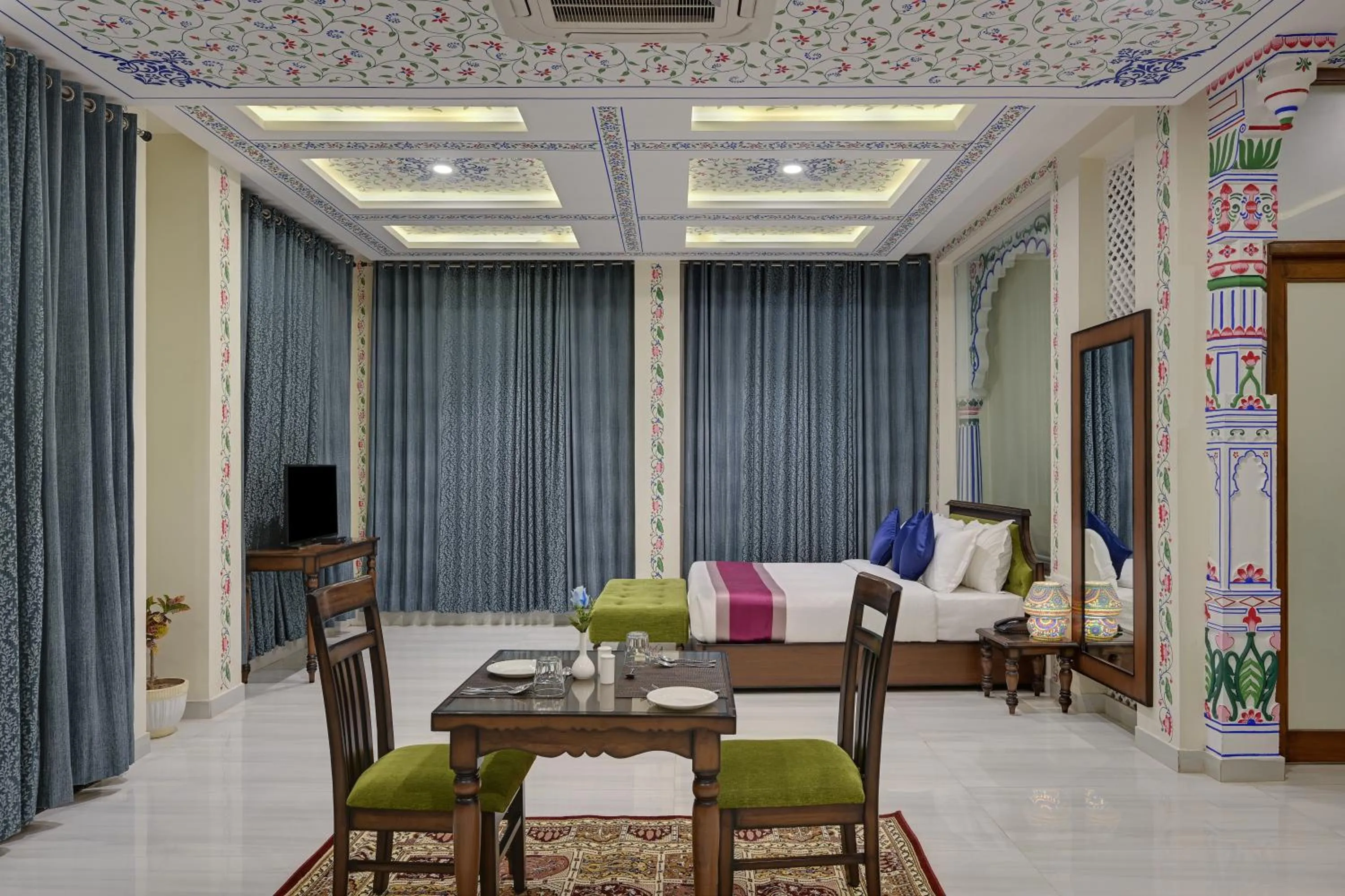 Bed in The Everest Hill Resort & Spa-Kumbhalgarh