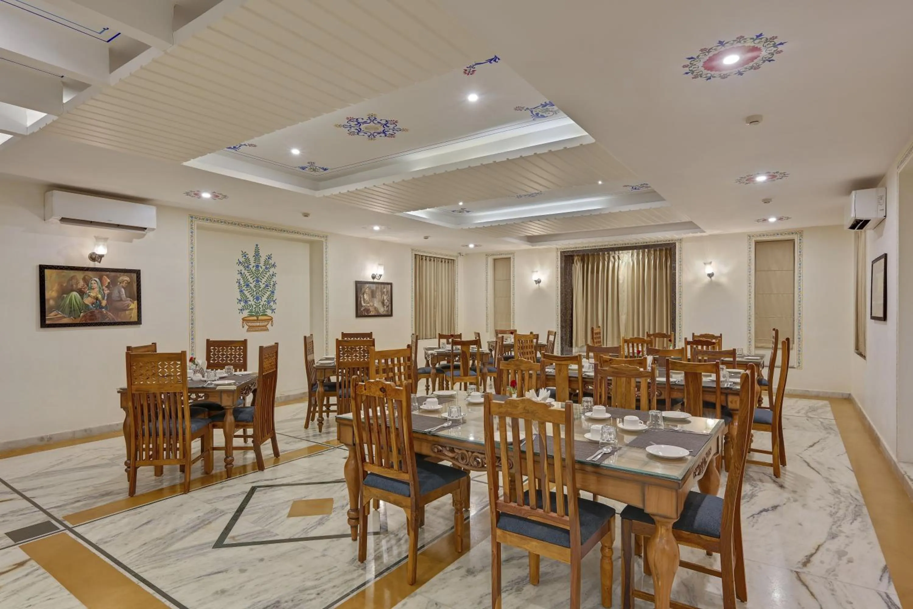 Restaurant/places to eat in The Everest Hill Resort & Spa-Kumbhalgarh