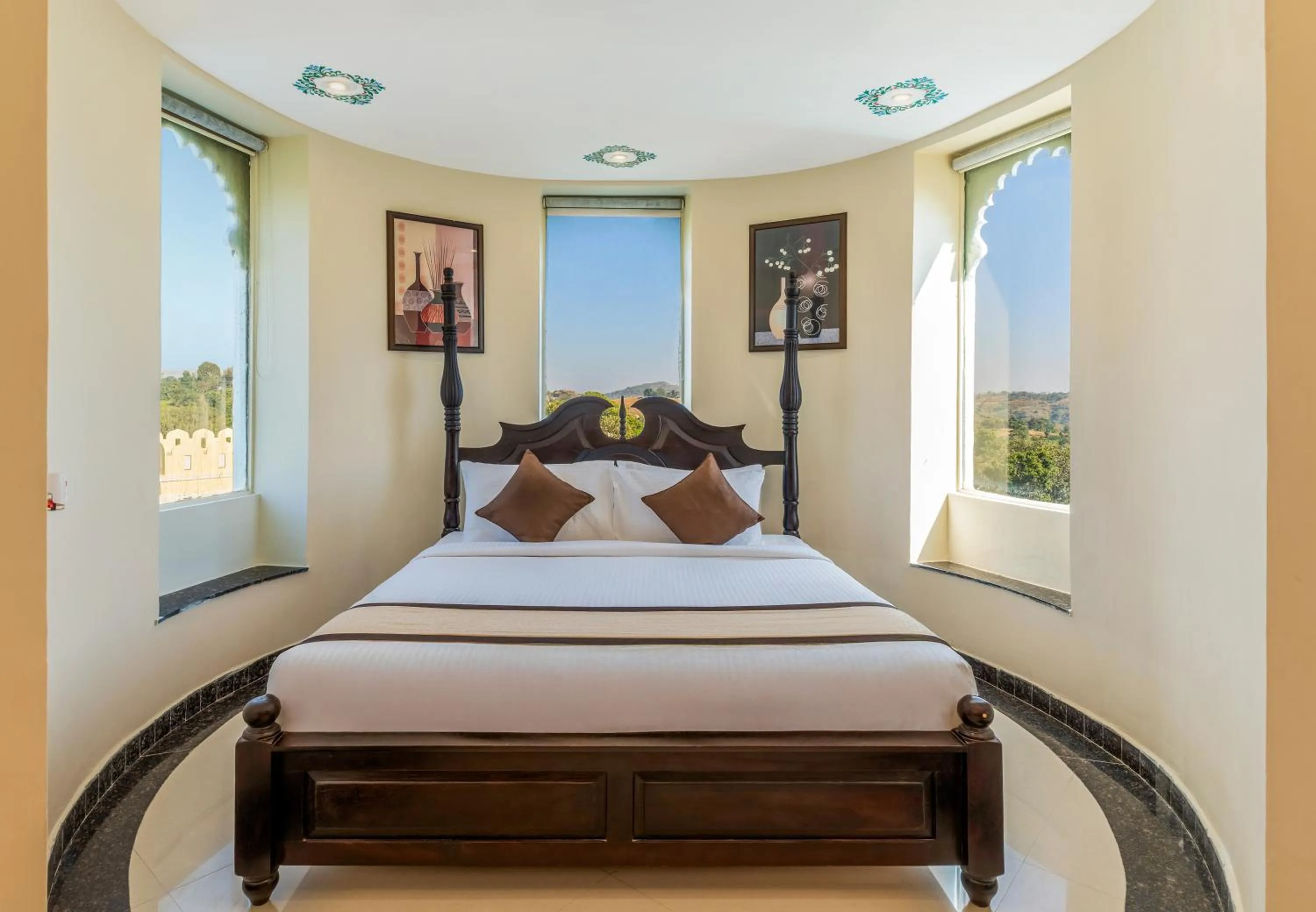 Bed in The Everest Hill Resort & Spa-Kumbhalgarh