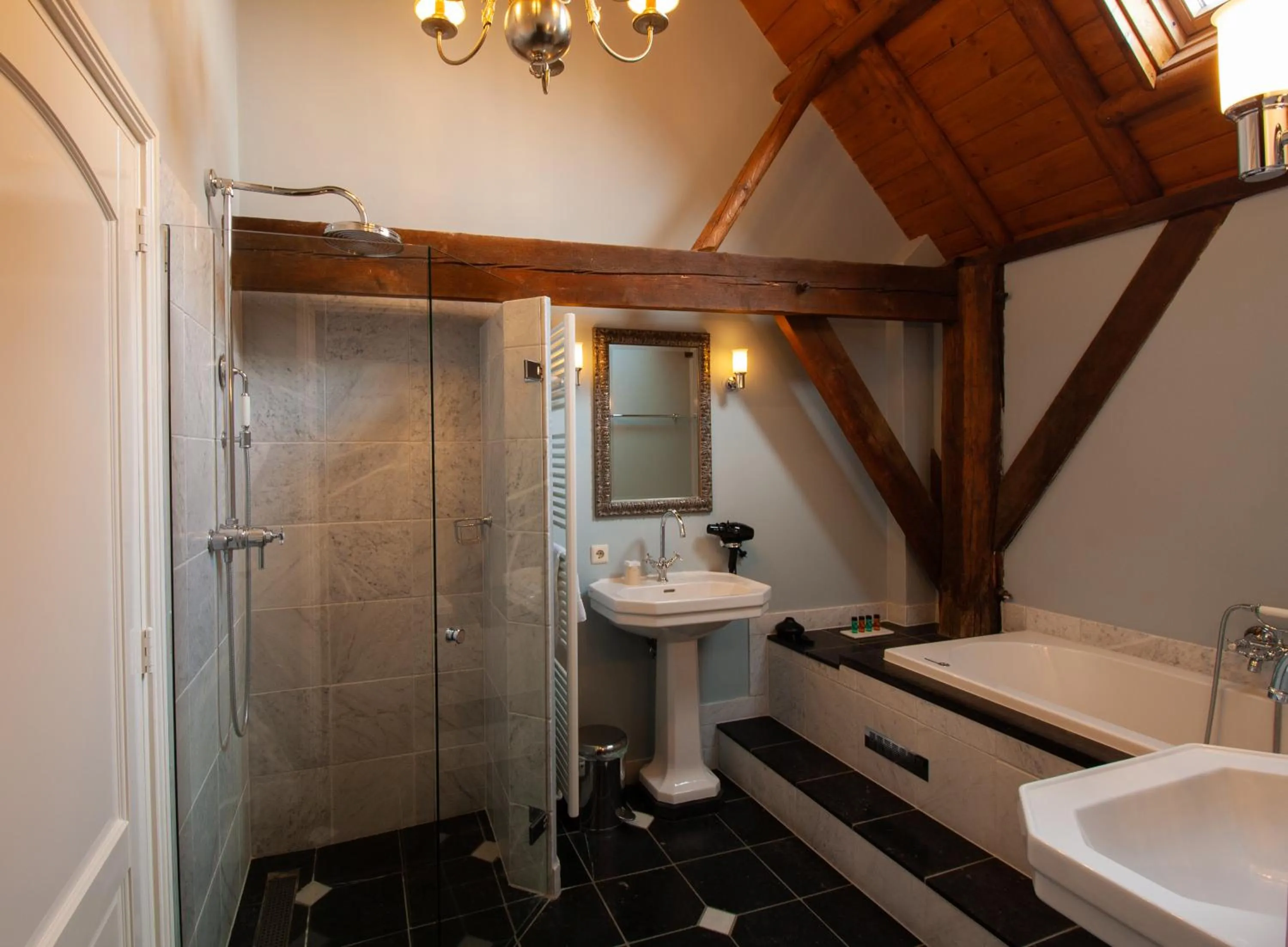 Bathroom in Villa Veertien