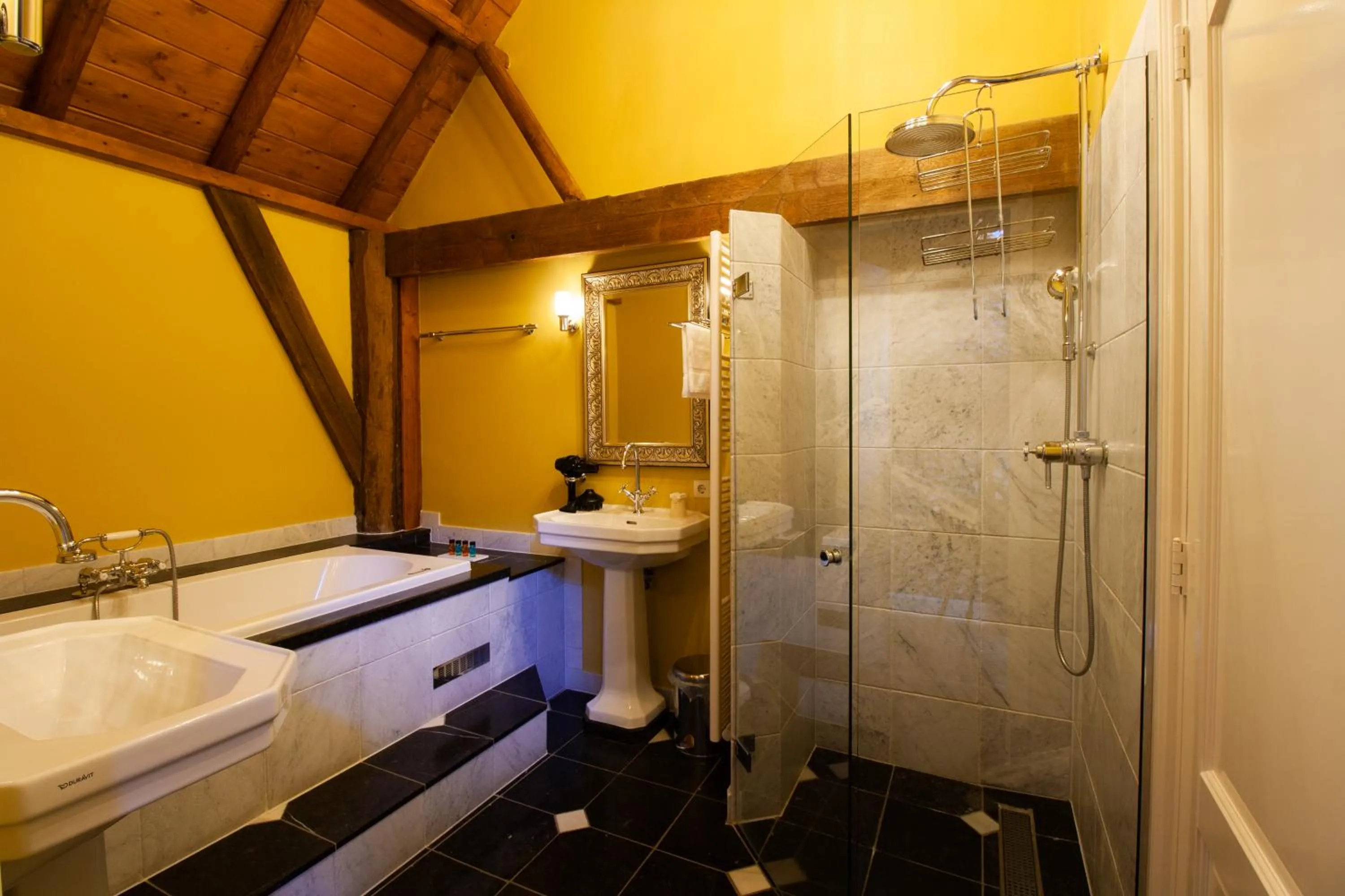 Bathroom in Villa Veertien