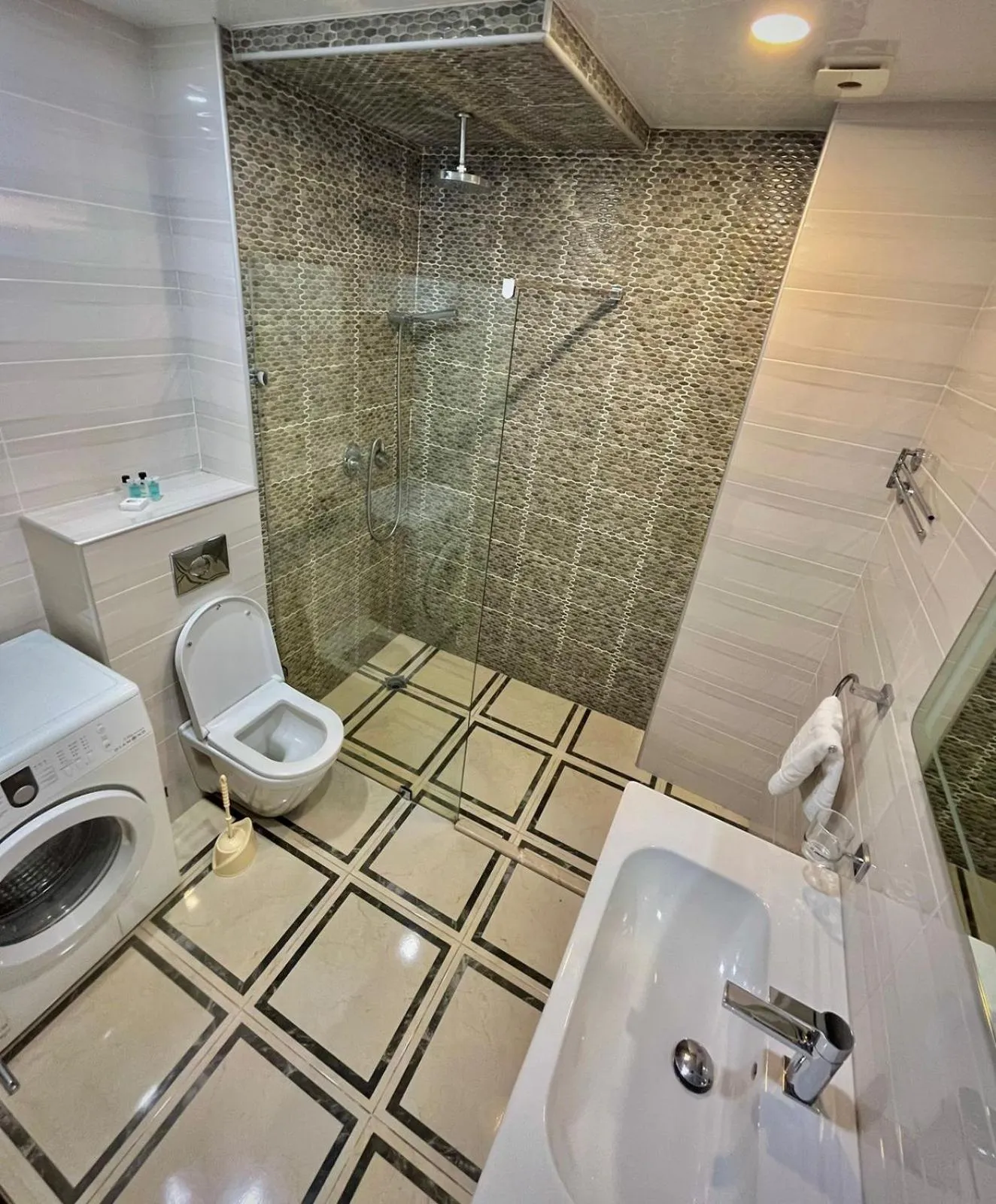 Shower in Aparthotel Holiday Lux Batumi