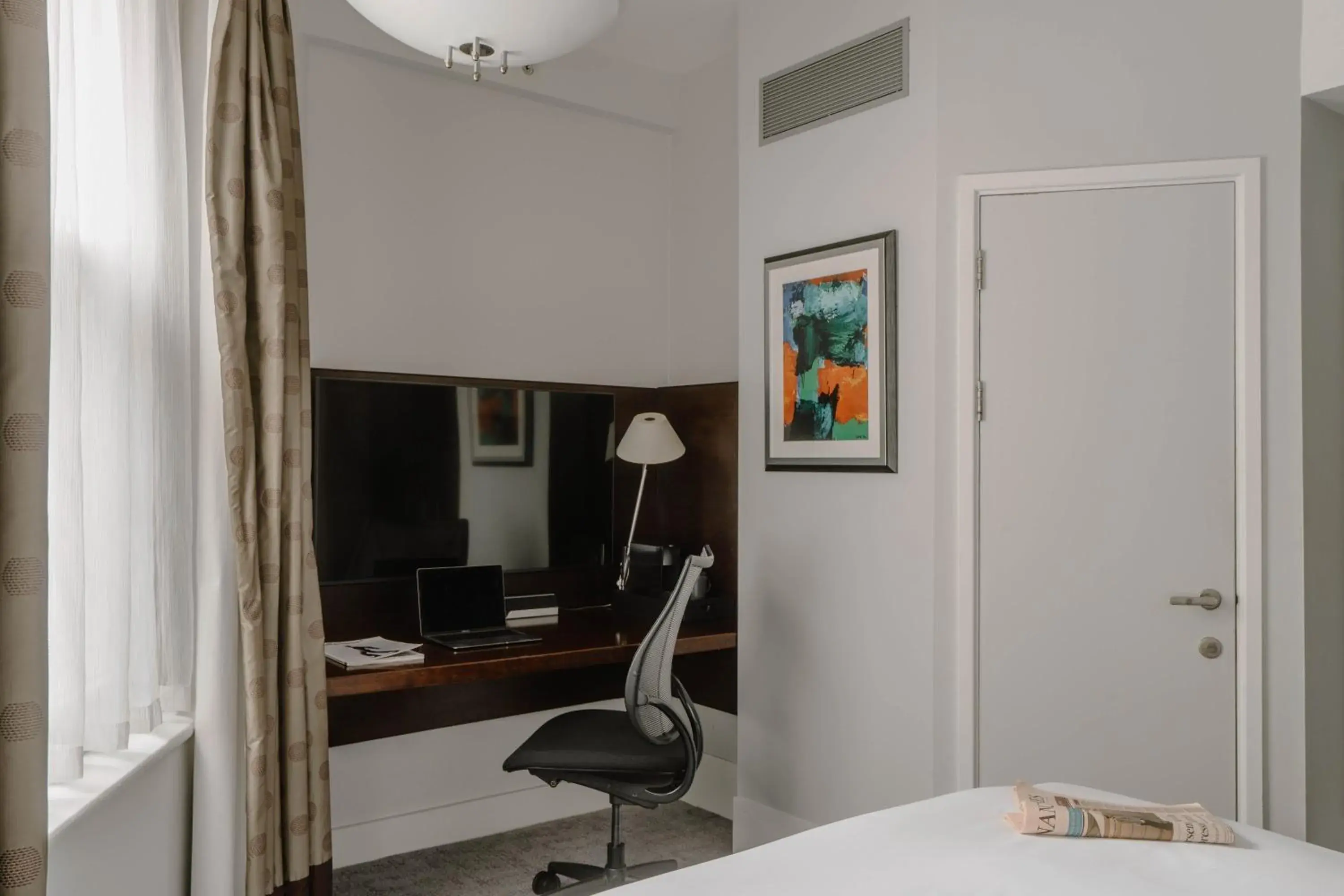 Photo of the whole room, Bed in Club Quarters Hotel Trafalgar Square, London Photo of the whole room, Bed in Club Quarters Hotel Trafalgar Square, London