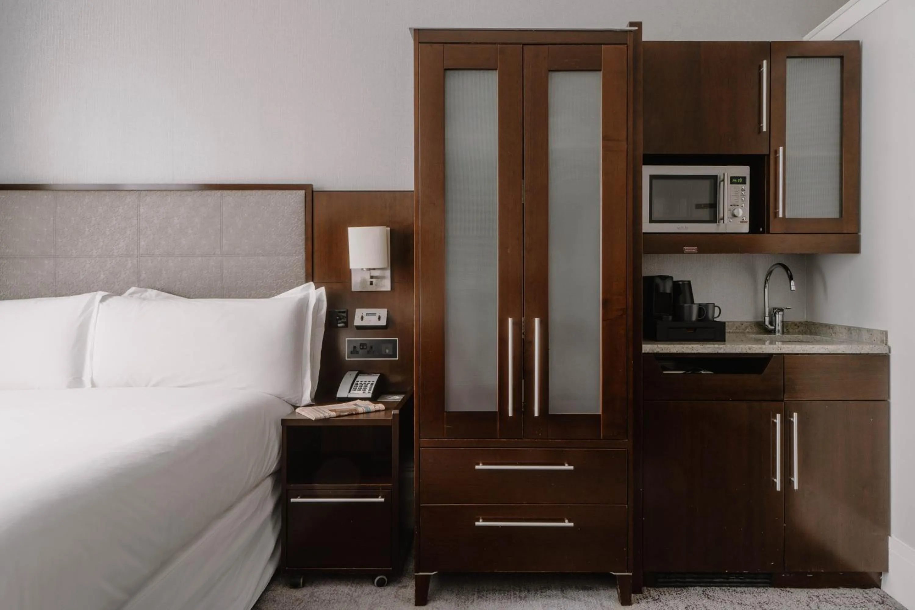 Kitchen or kitchenette, Bed in Club Quarters Hotel Trafalgar Square, London