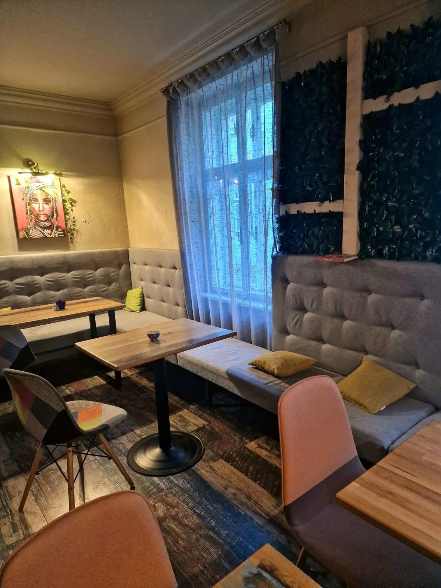 Restaurant/places to eat in Poet Pastior Residence