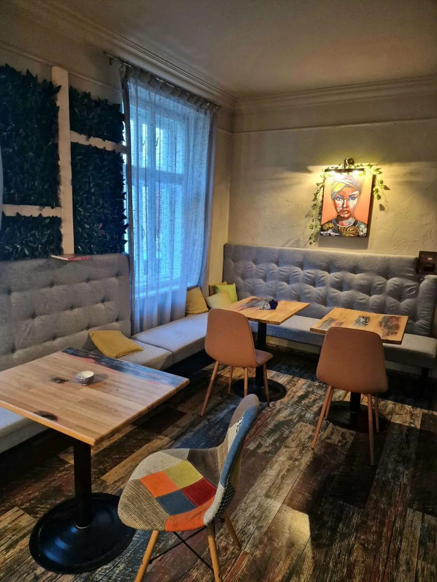 Restaurant/places to eat in Poet Pastior Residence