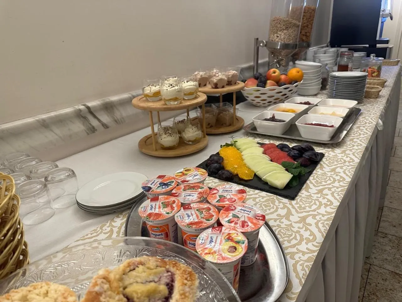 Buffet breakfast in Astoria Bed & Breakfast