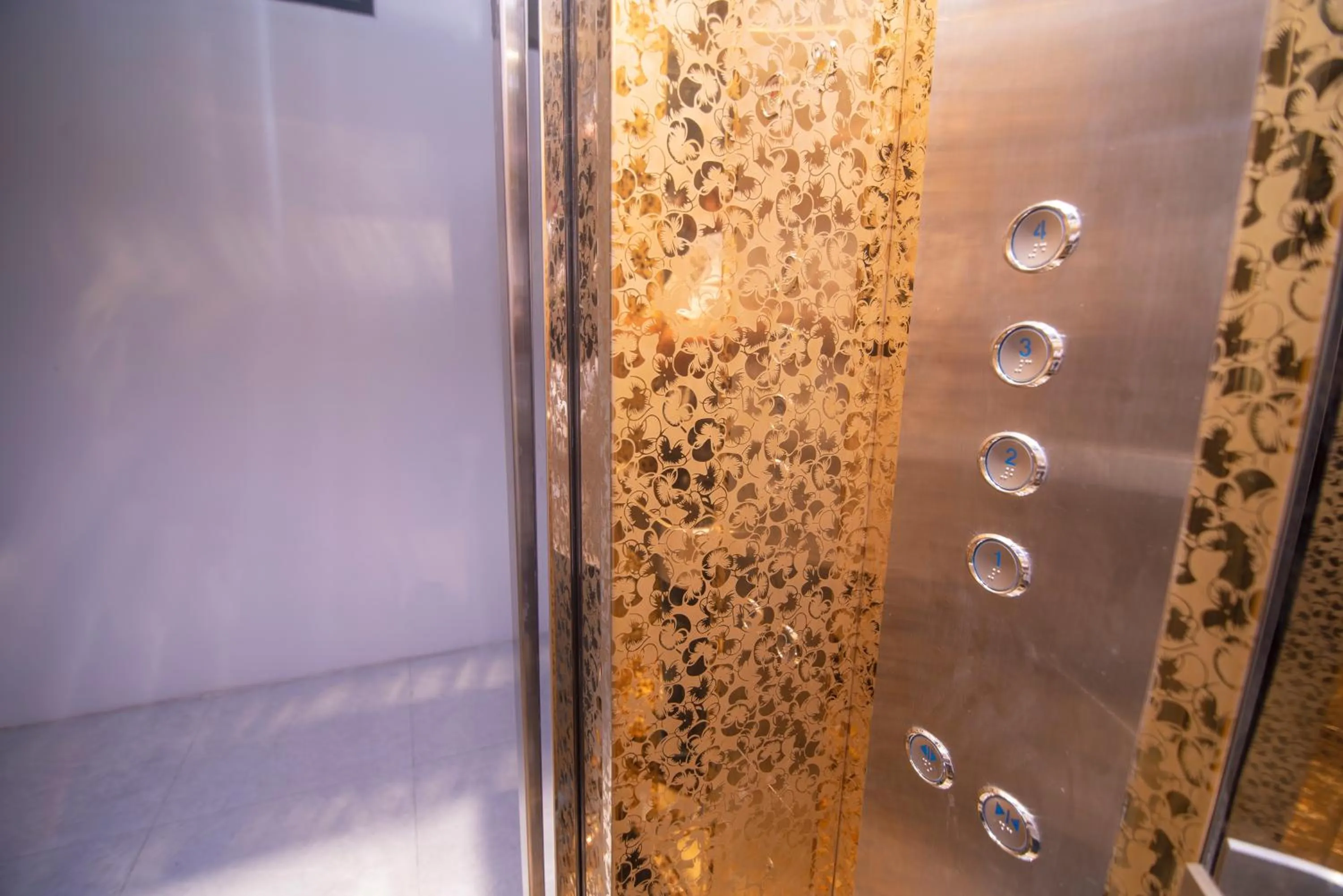 Long Hotel and motobike rental