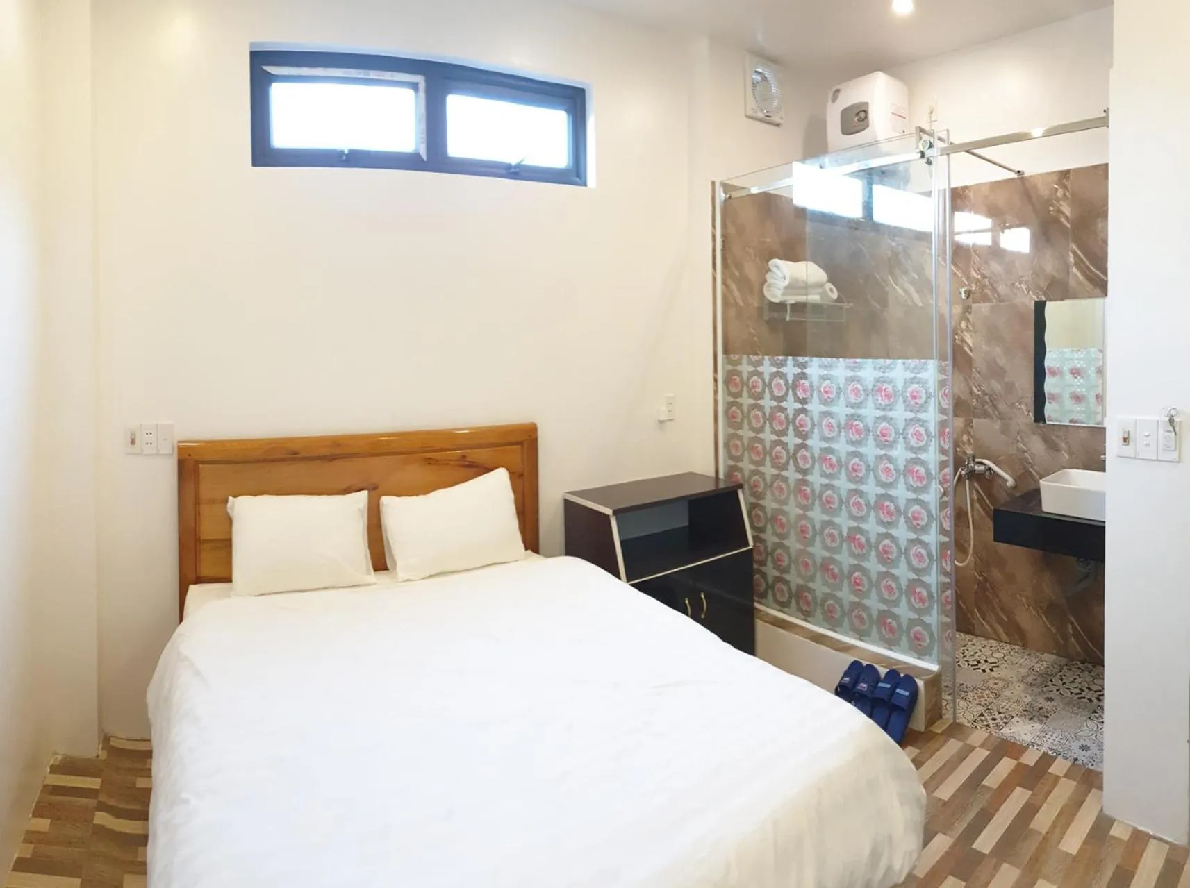 Bed in Long Hotel and motobike rental