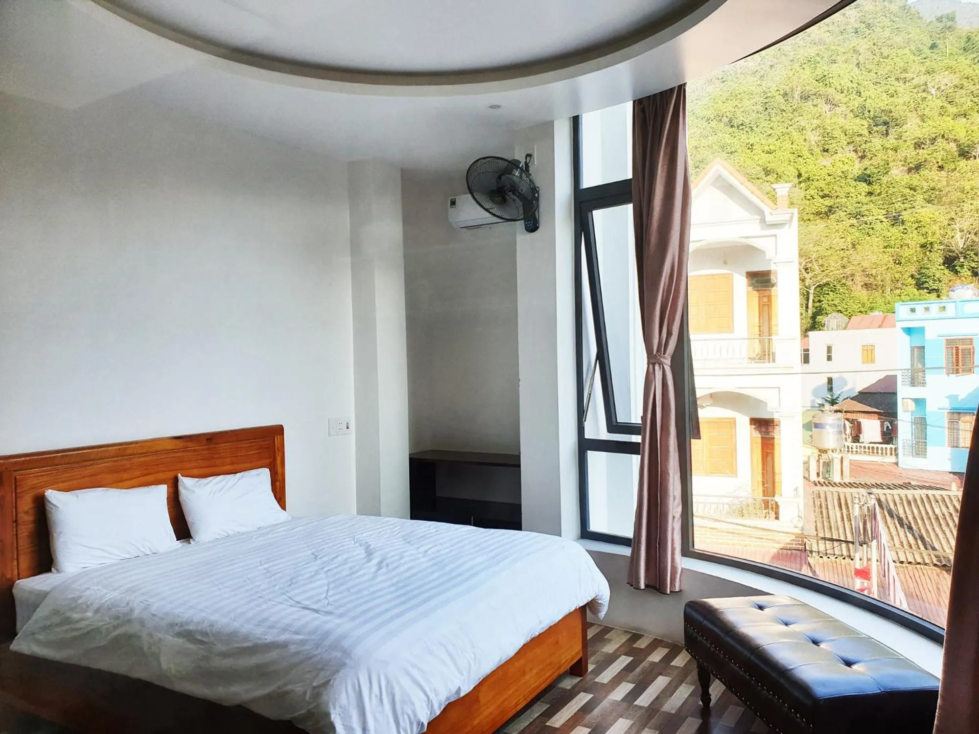 Bed in Long Hotel and motobike rental