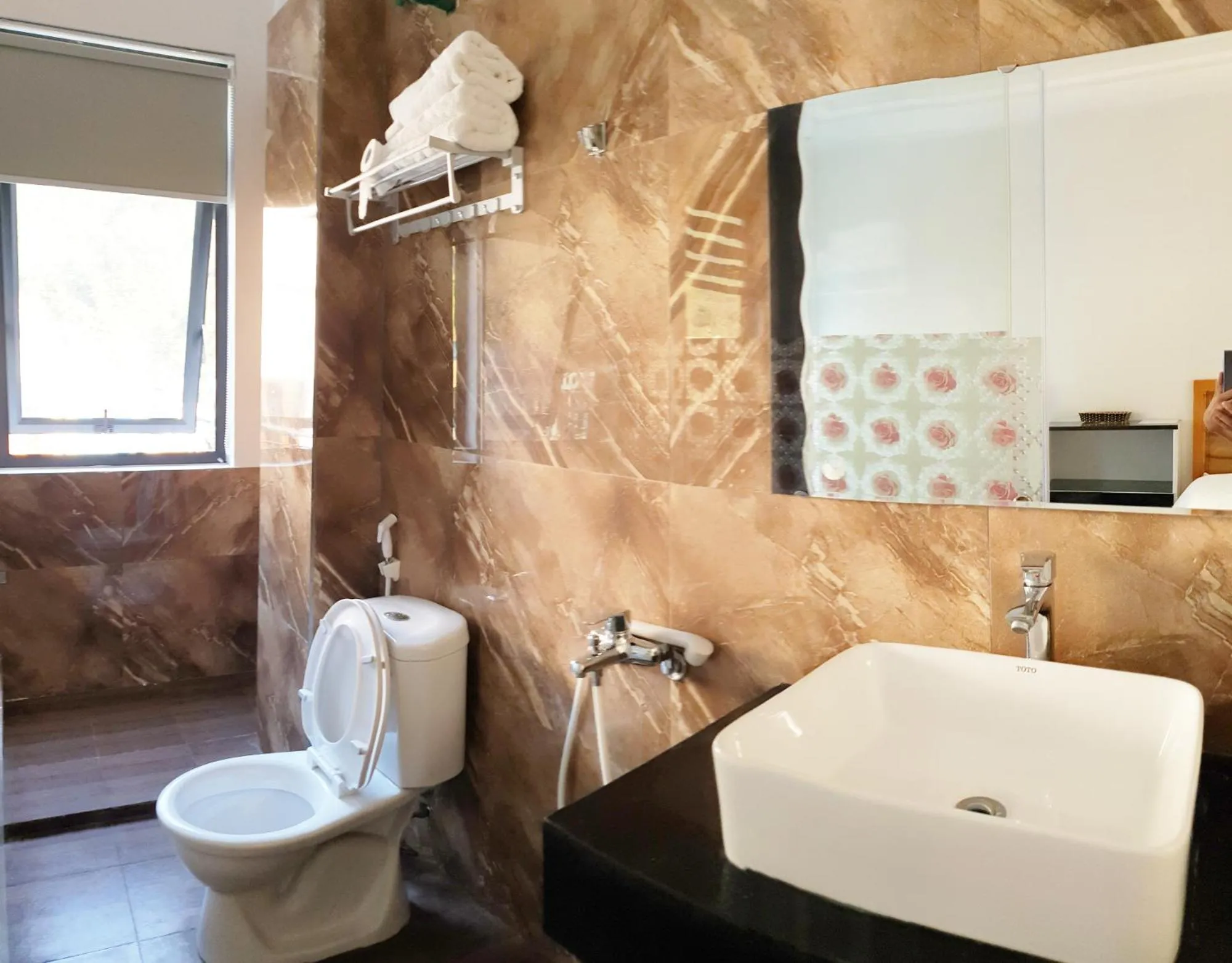 Long Hotel and motobike rental