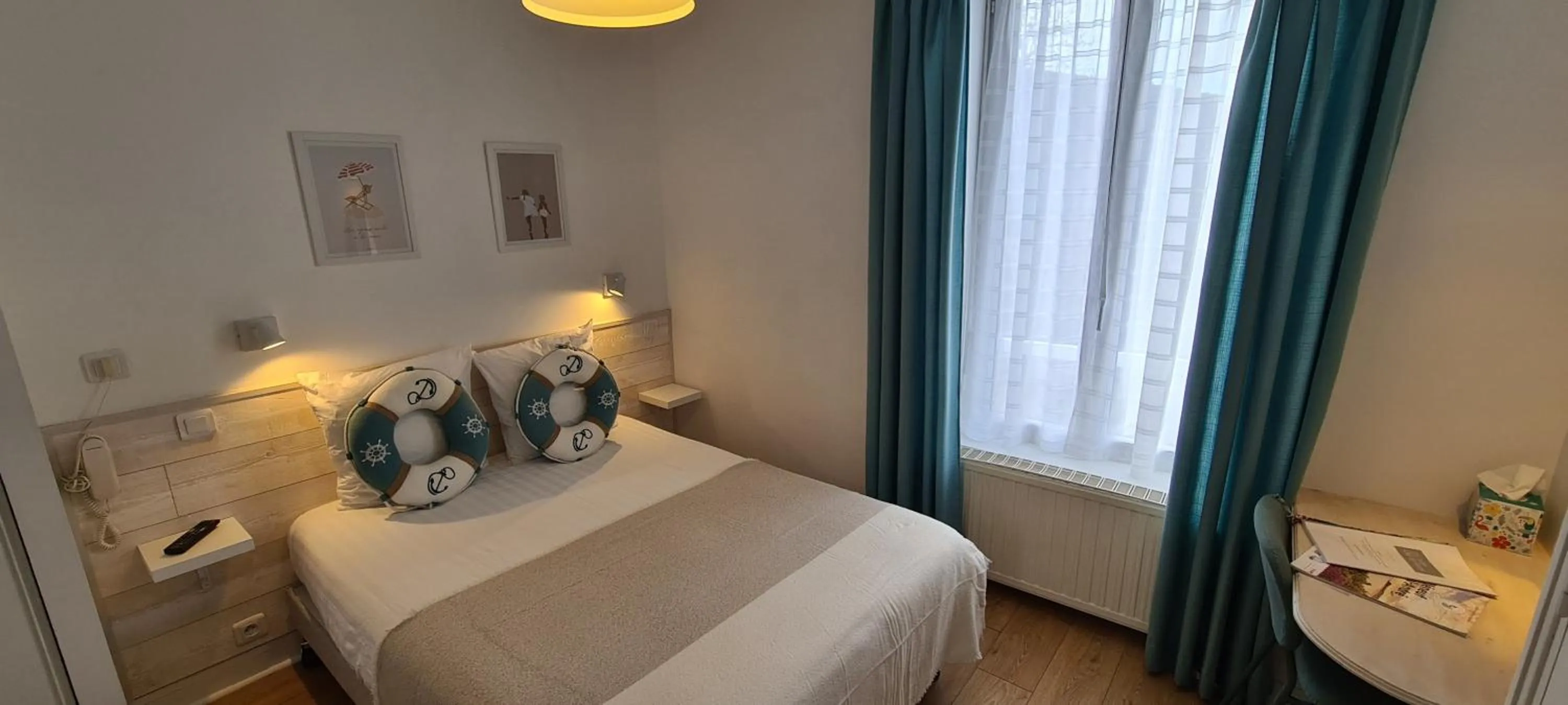 Property building, Bed in Hôtel de France