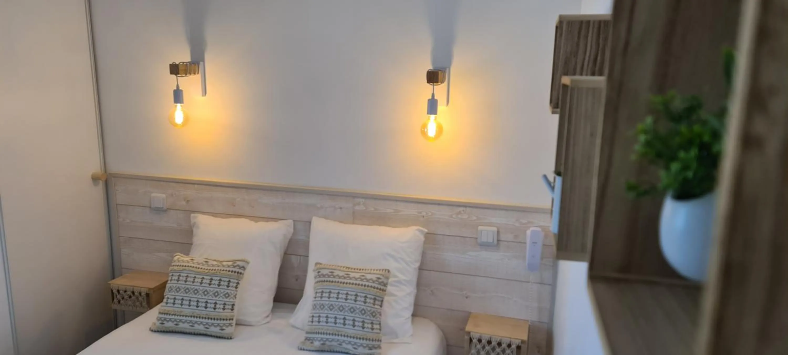 Property building, Bed in Hôtel de France