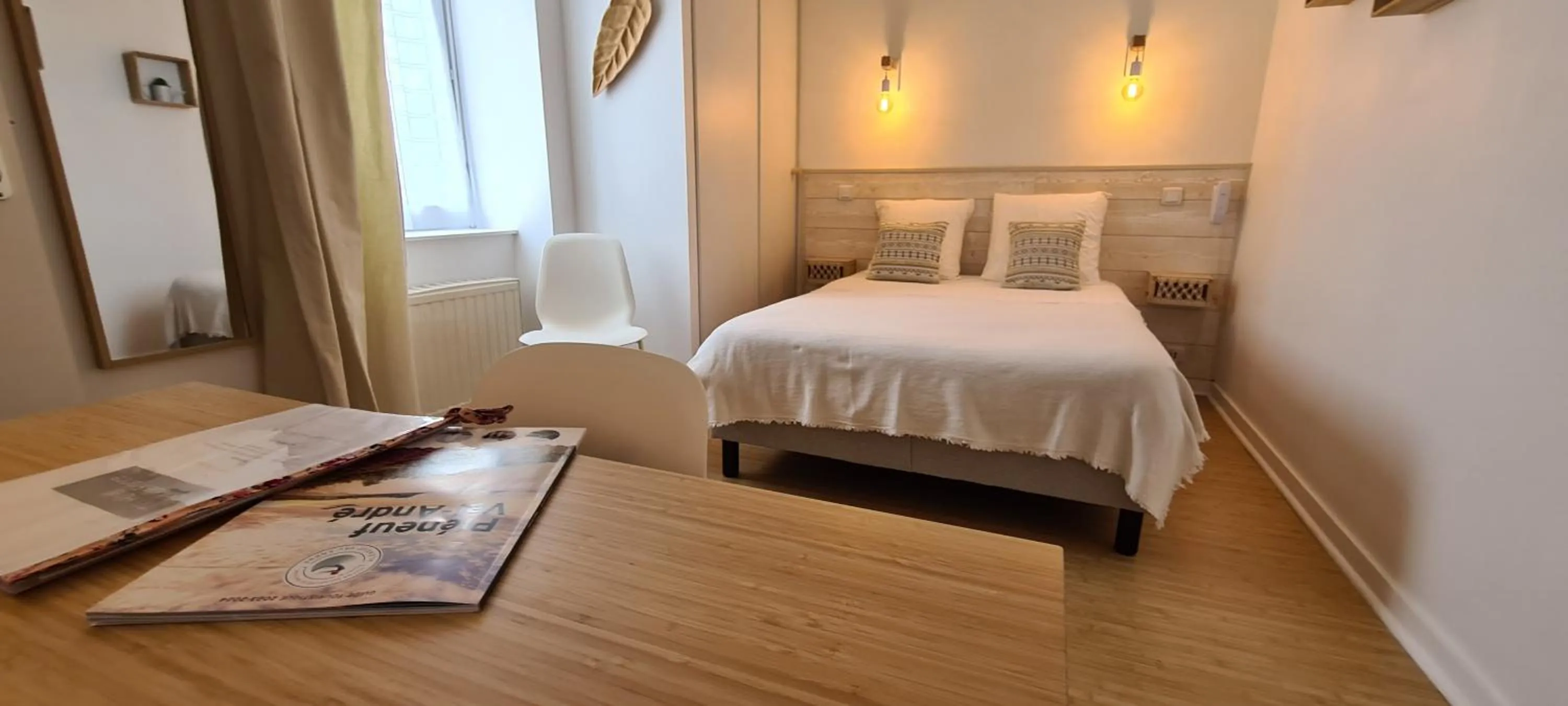 Property building, Bed in Hôtel de France