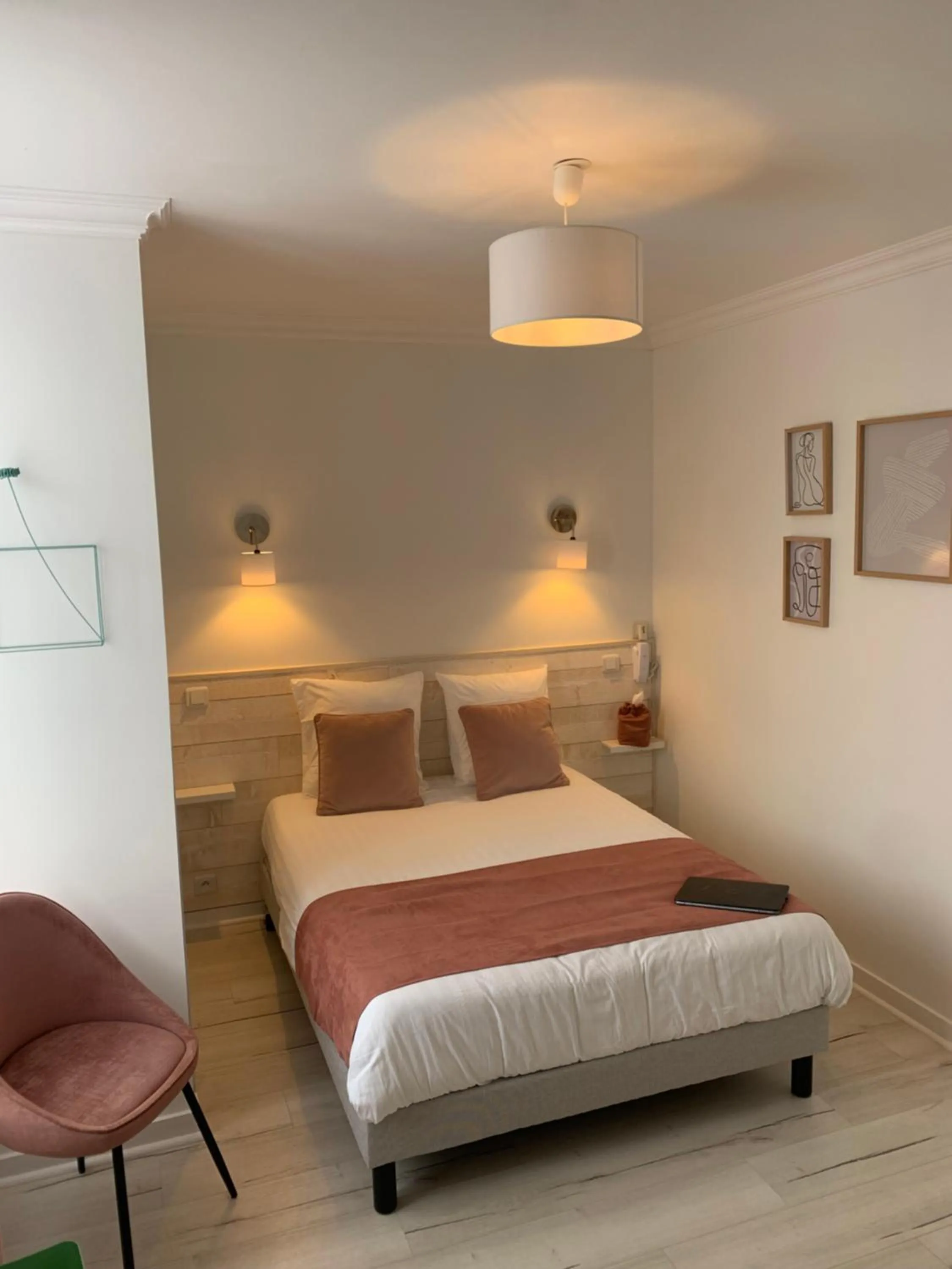 Bed in Hôtel de France