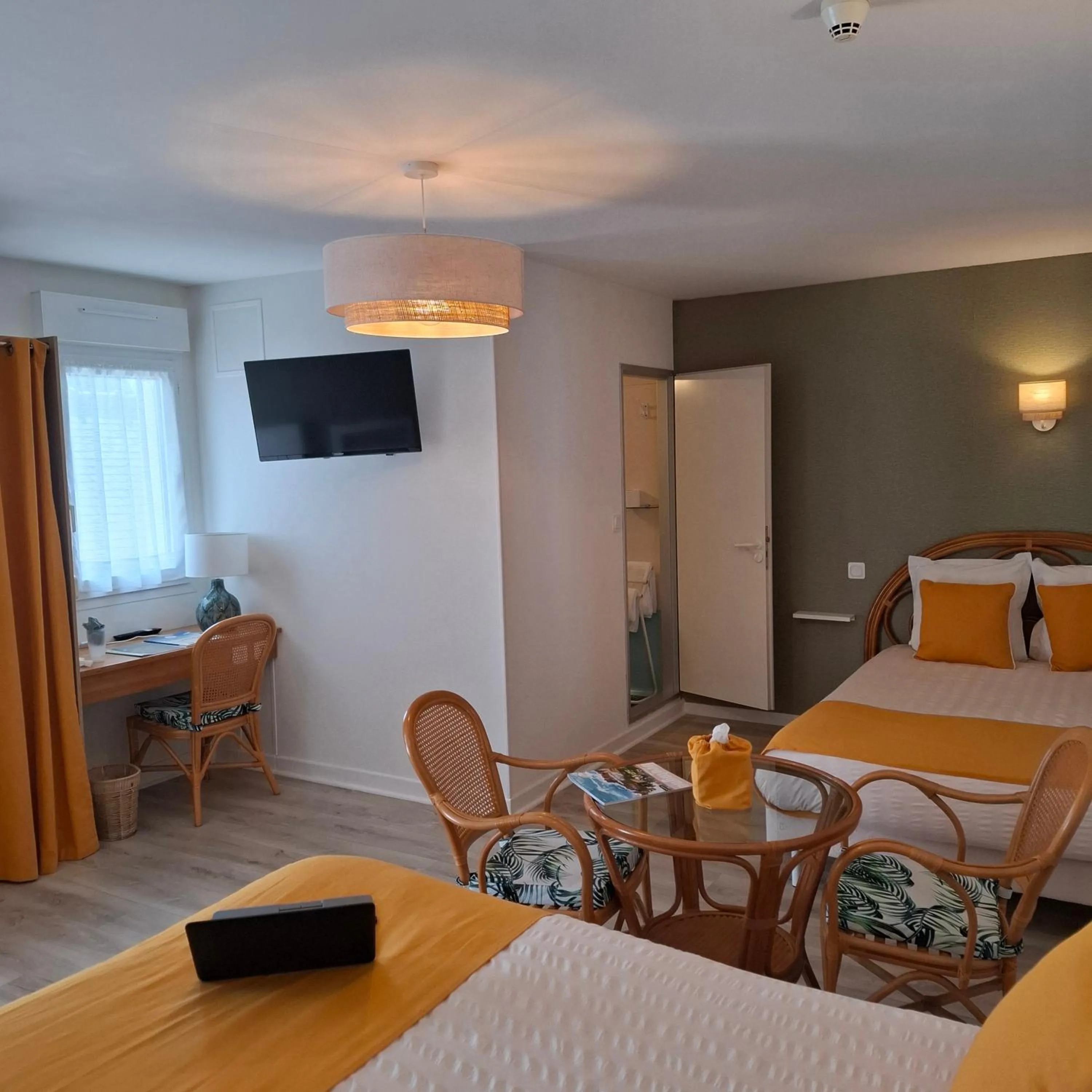 Bed in Hôtel de France