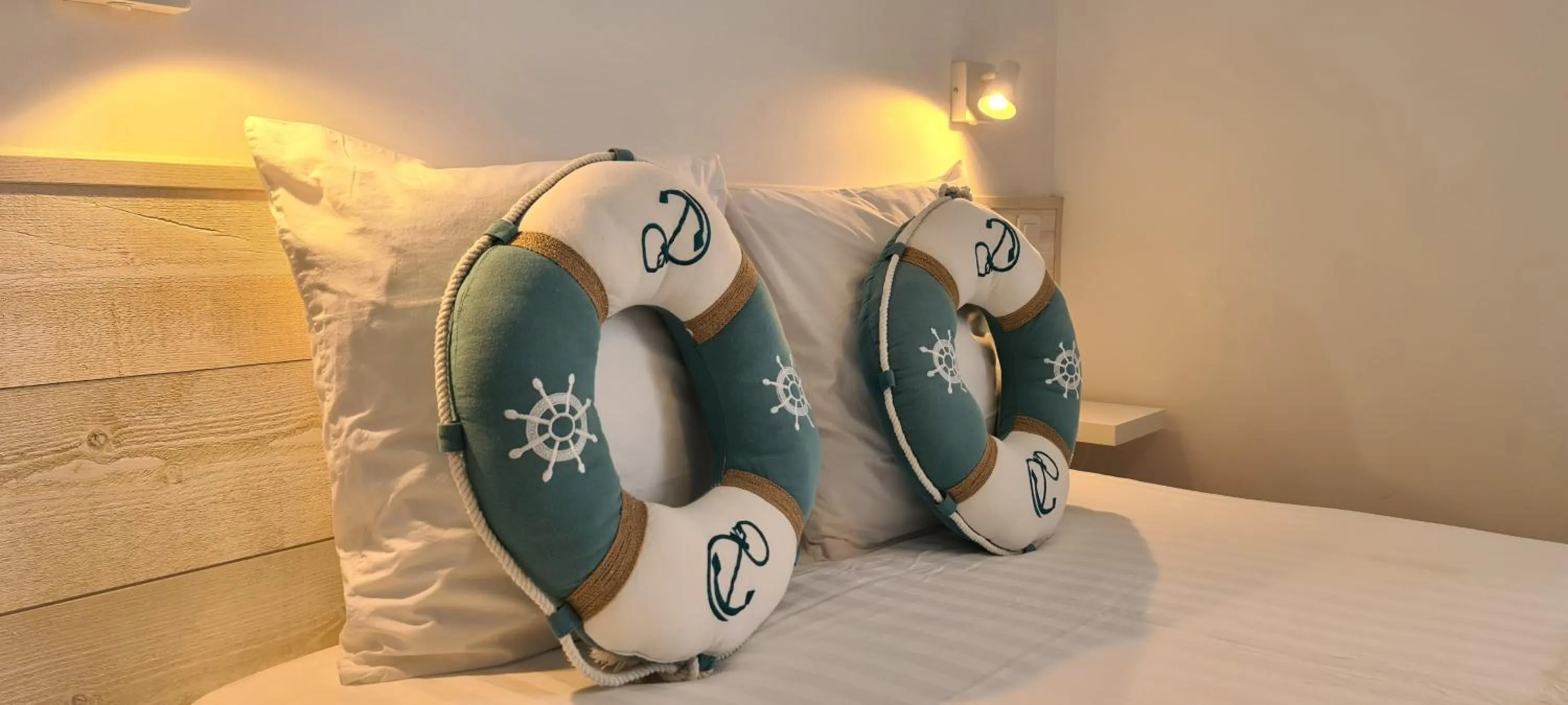 Property building, Bed in Hôtel de France