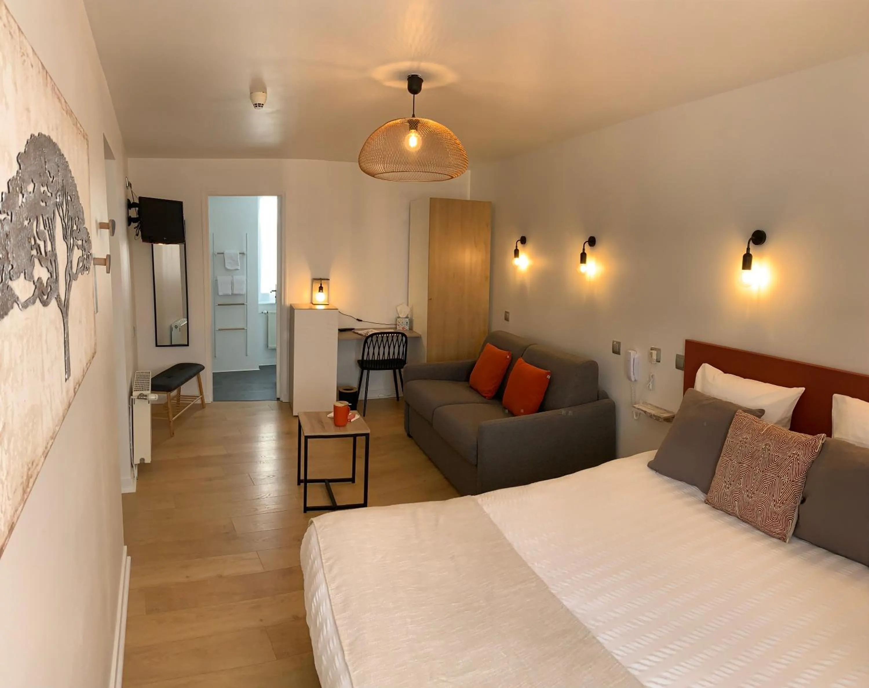 Bed in Hôtel de France