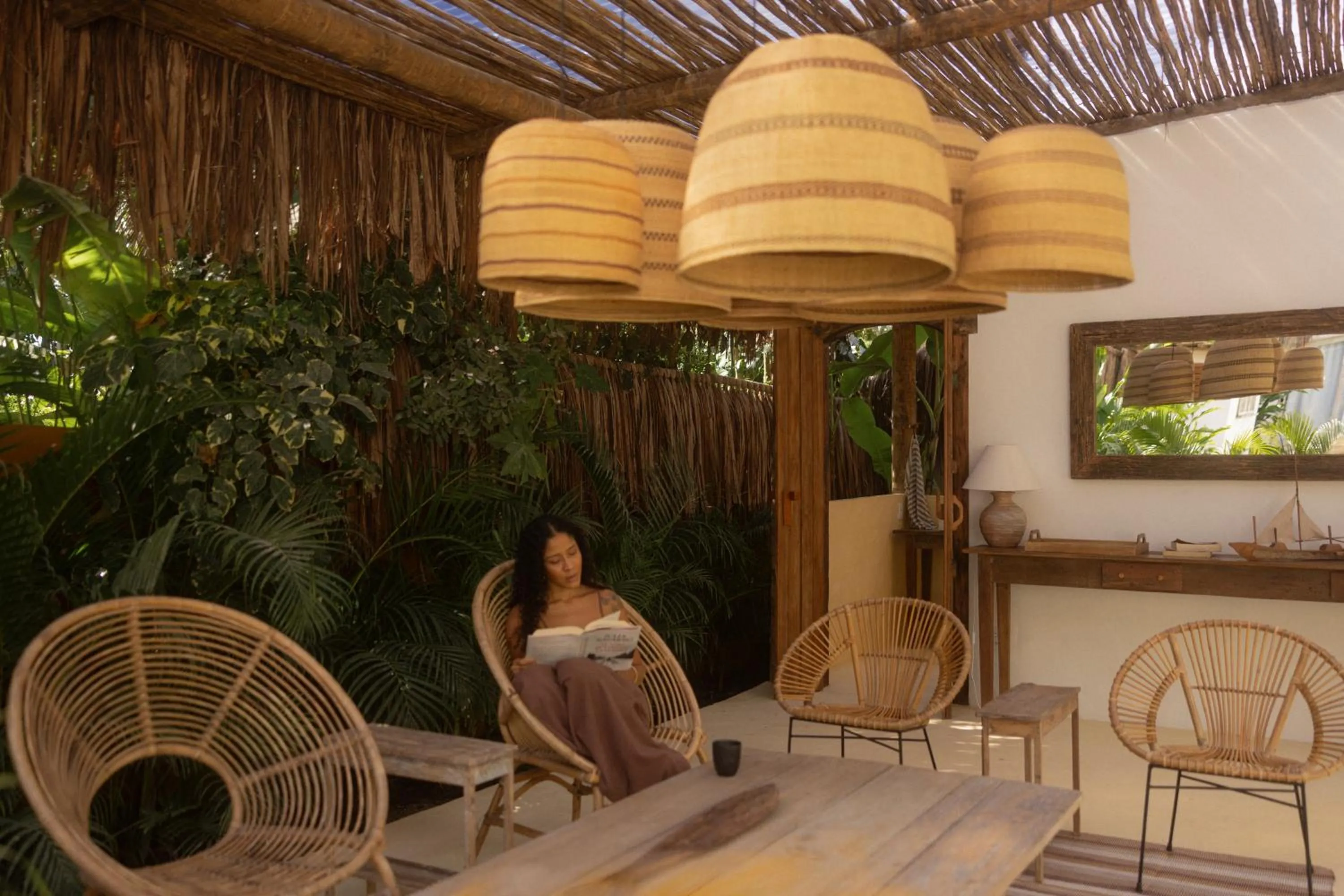 Communal lounge/ TV room in Pousada Seis e Meia