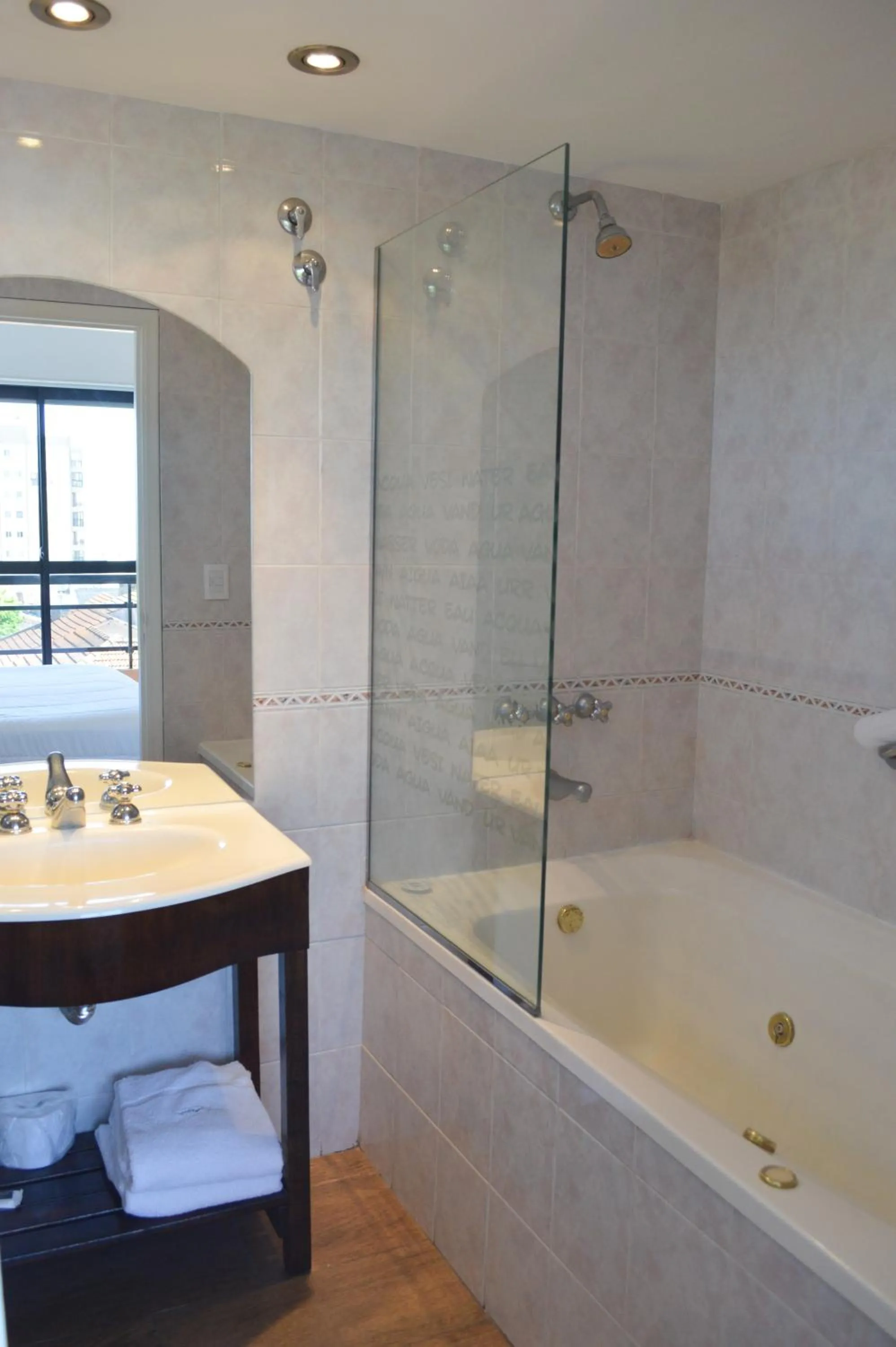 Hot Tub in Montecarlo Apartment & Suite