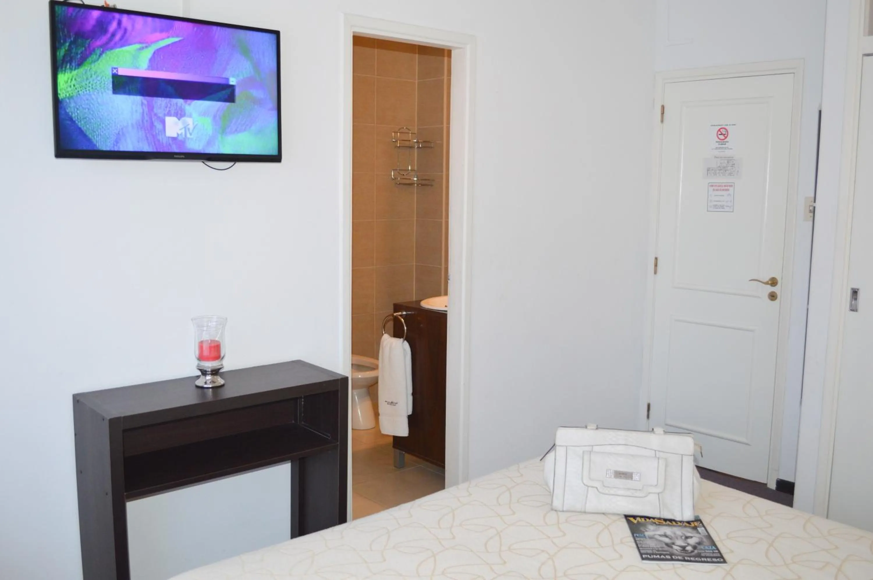 Communal lounge/ TV room in Montecarlo Apartment & Suite