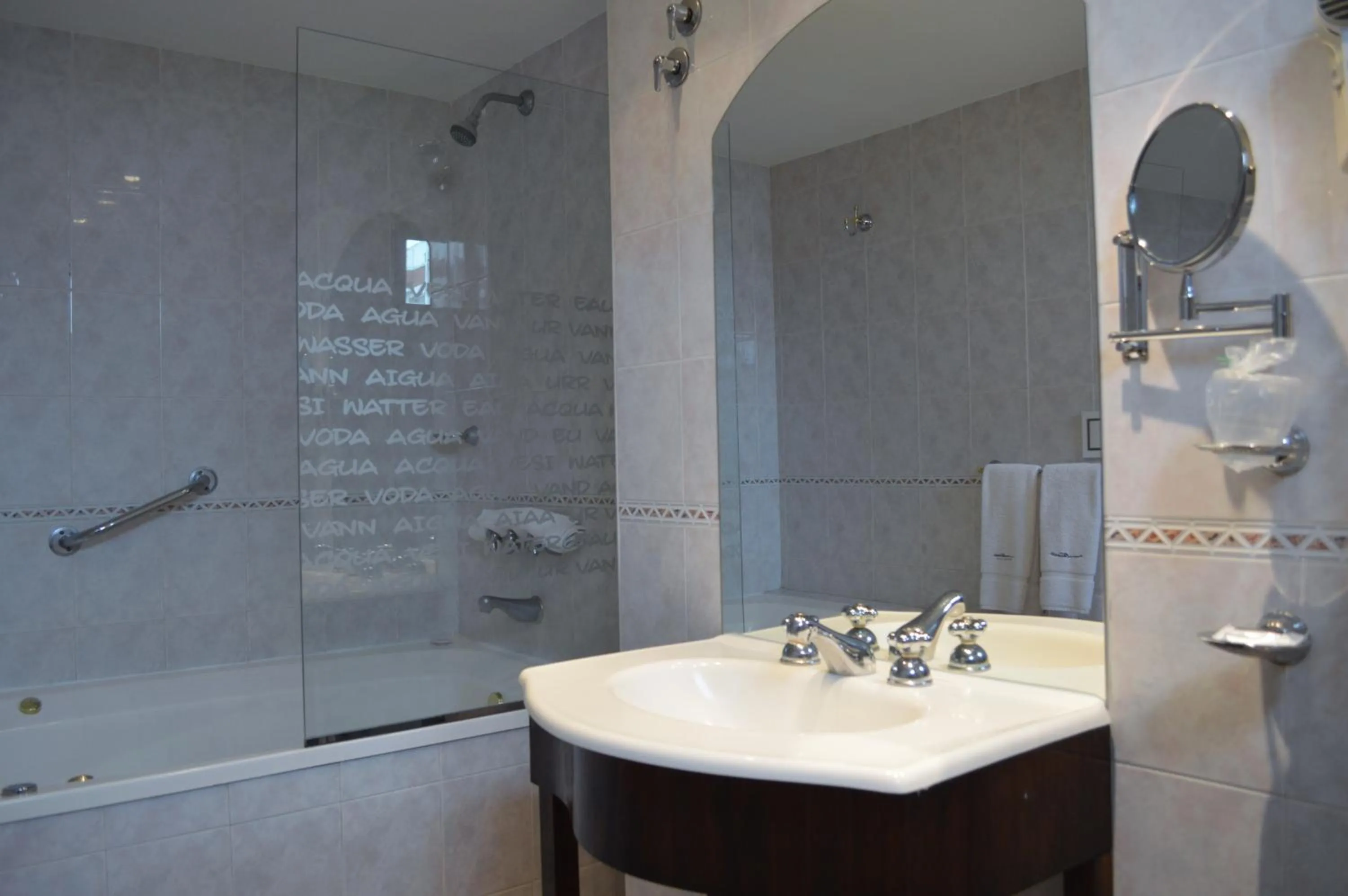 Hot Tub in Montecarlo Apartment & Suite