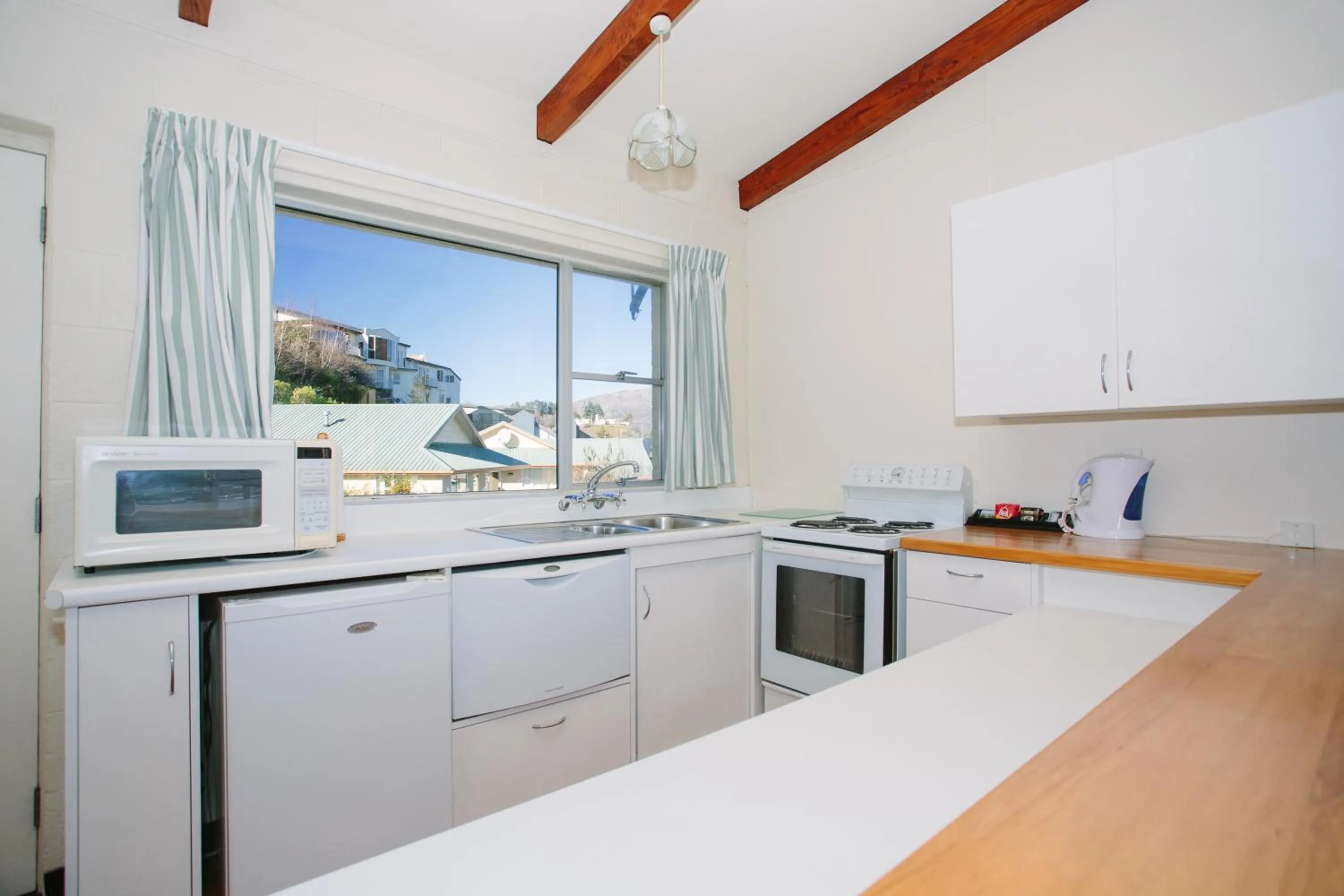 Kitchen or kitchenette in Panorama Court