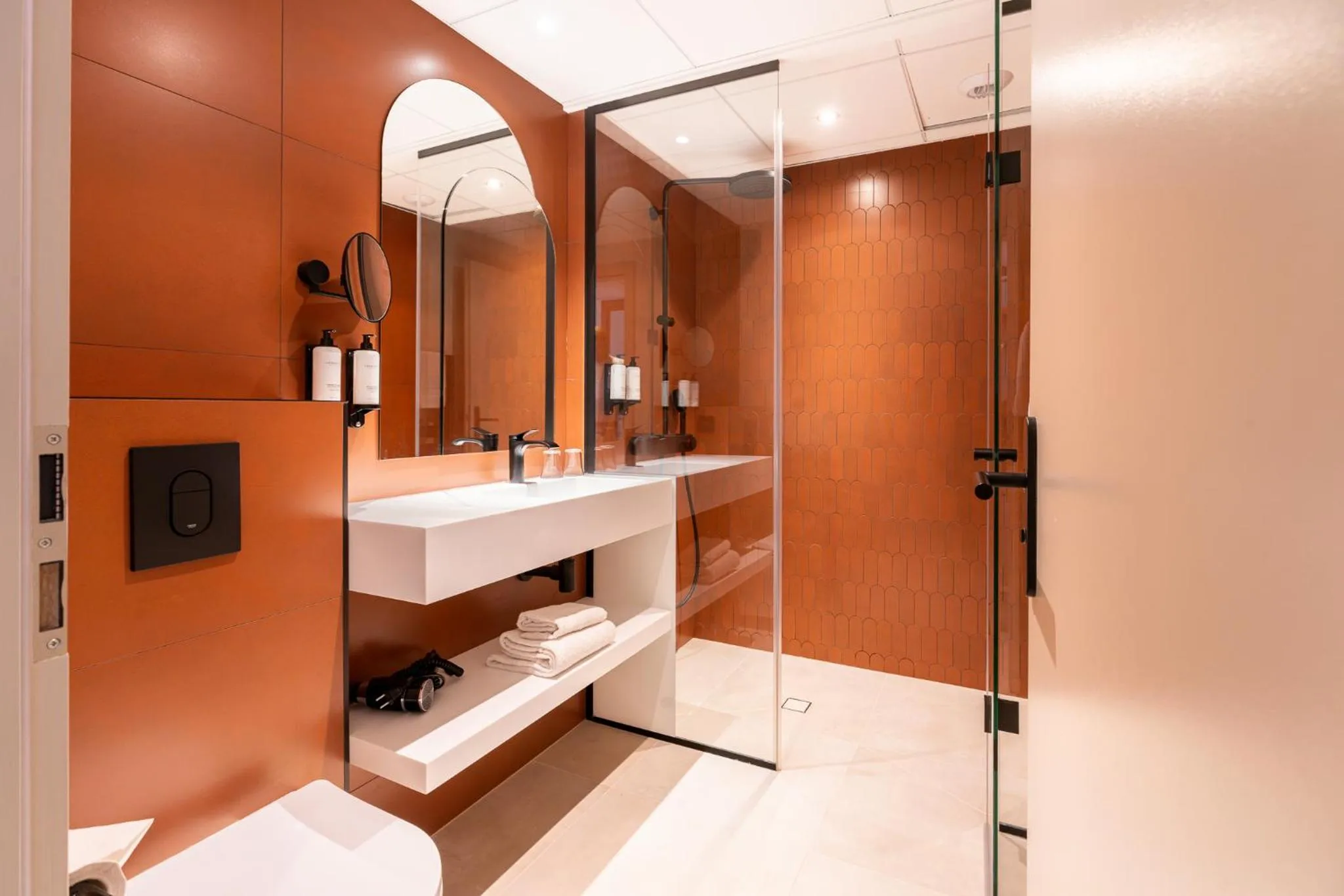 Shower in Hôtel Maison Turenne