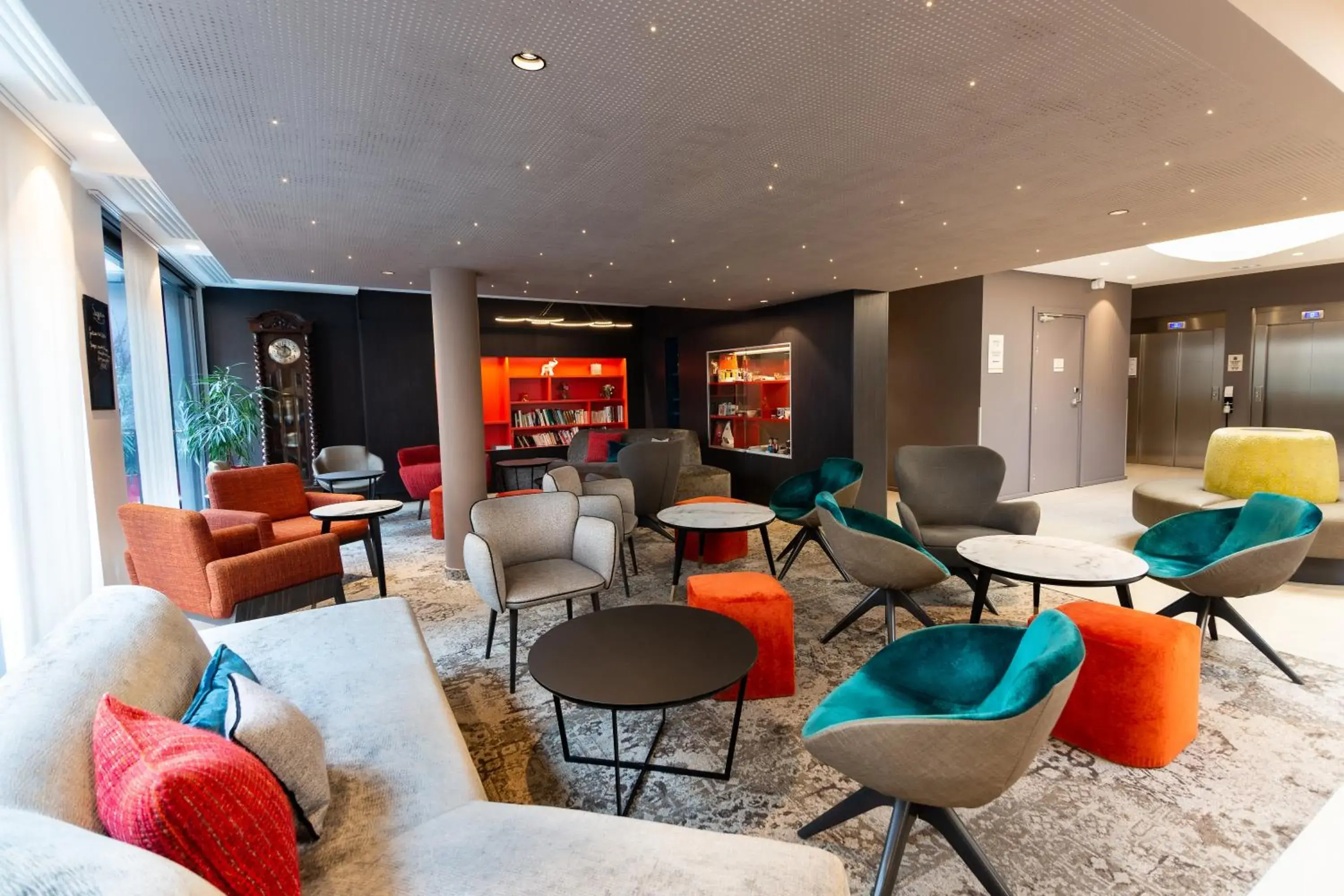 Lobby or reception, Lounge/Bar in Hôtel Turenne