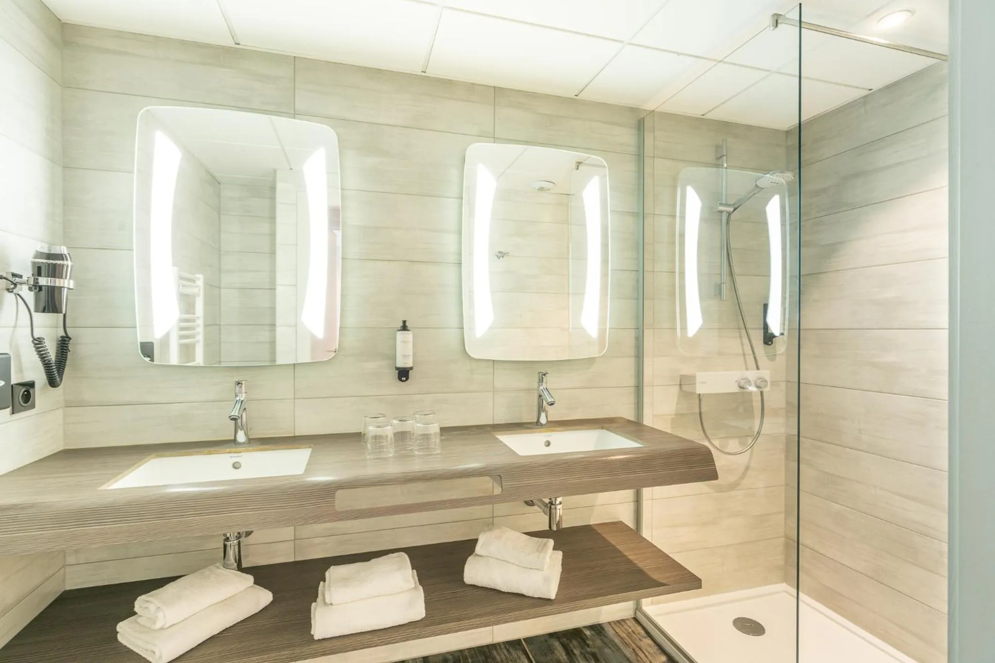 Shower in Hôtel Maison Turenne