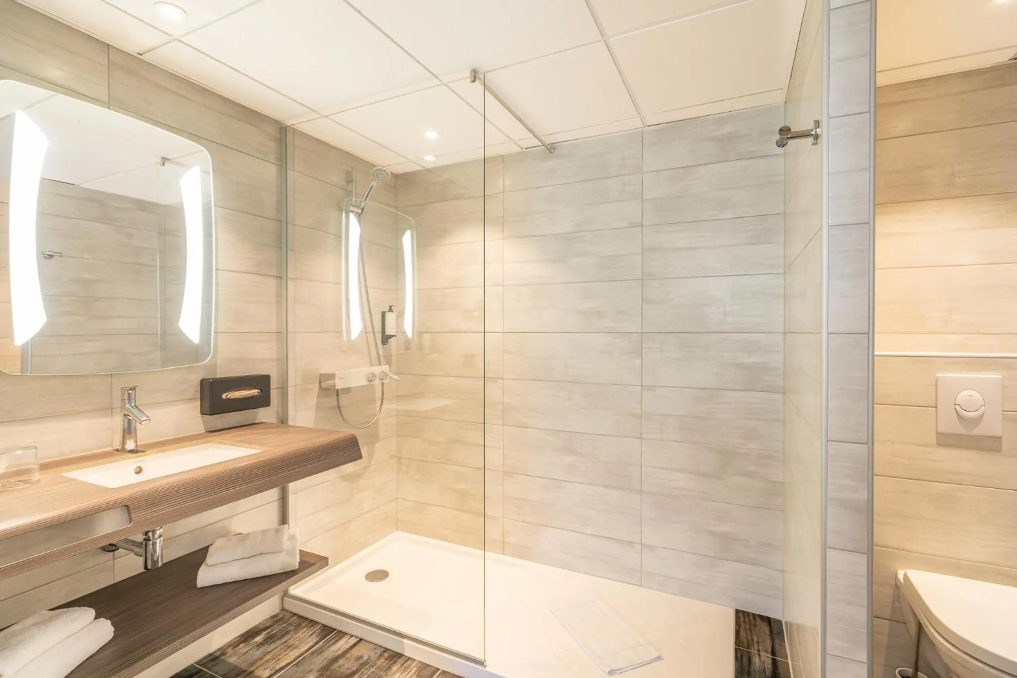 Shower in Hôtel Maison Turenne