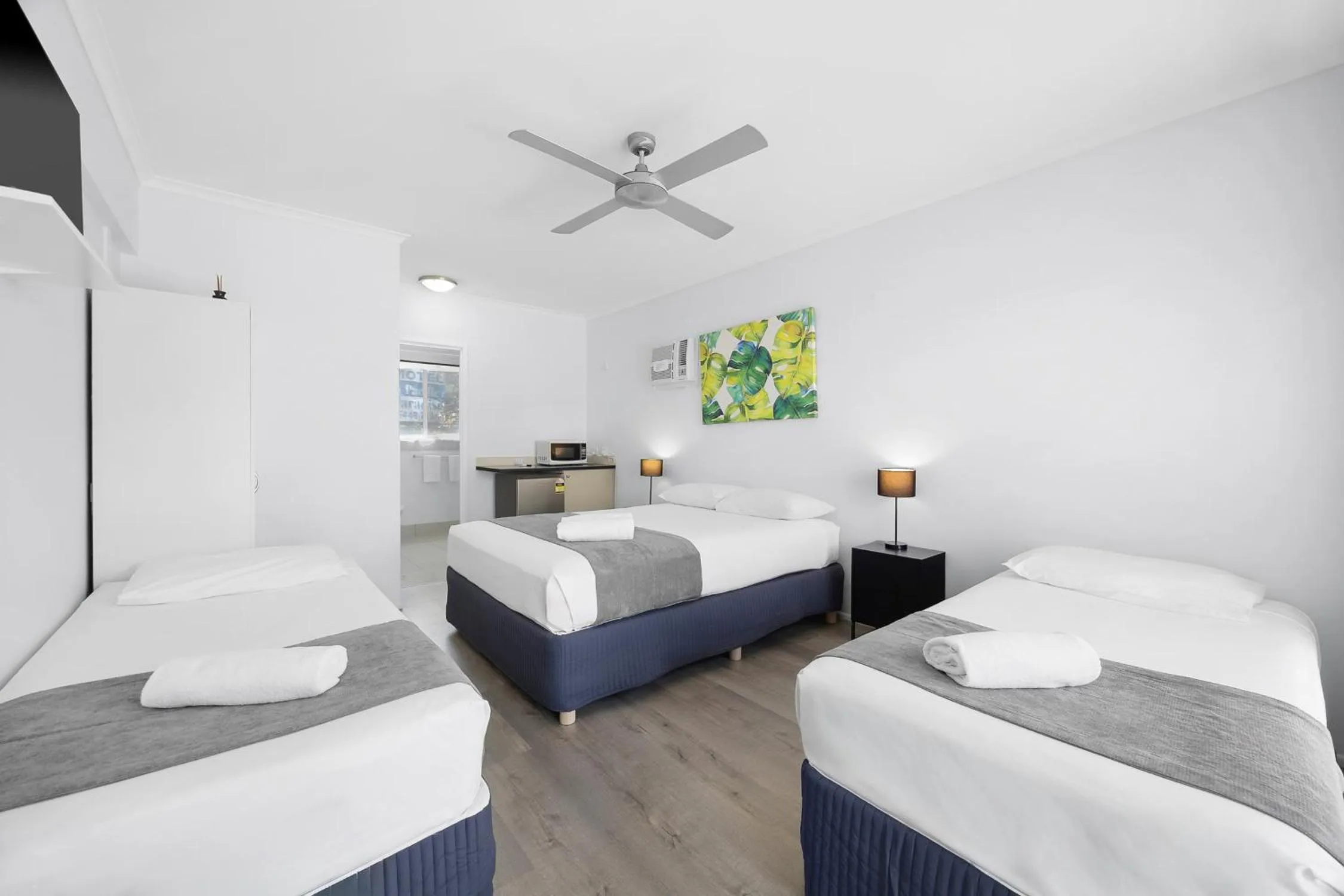 Bed in Pacific Paradise Airport Motel